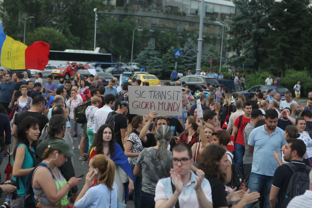 FOTO&VIDEO/ Câteva mii de persoane au protestat în Piața Victoriei, joi seară