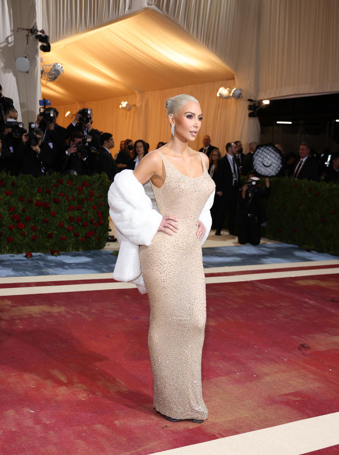 Kim Kardashian a purtat una dintre rochiile lui Marilyn Monroe la Met Gala 2022. Articolul valorează aproape 5 milioane de dolari