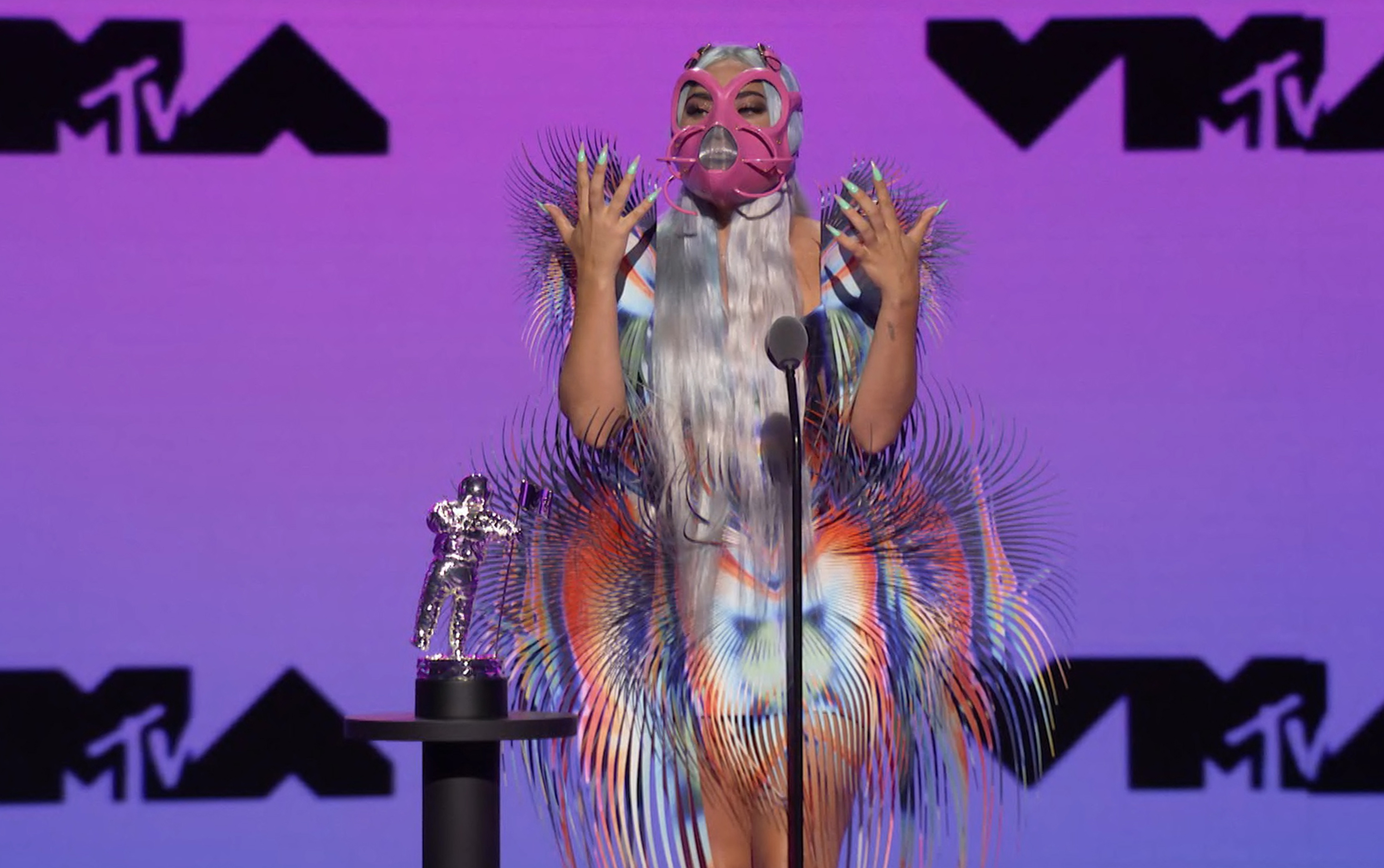 Lady Gaga, în centrul atenției la gala MTV Video Music Awards. Cântăreața, paradă de modă cu măștile de protecție