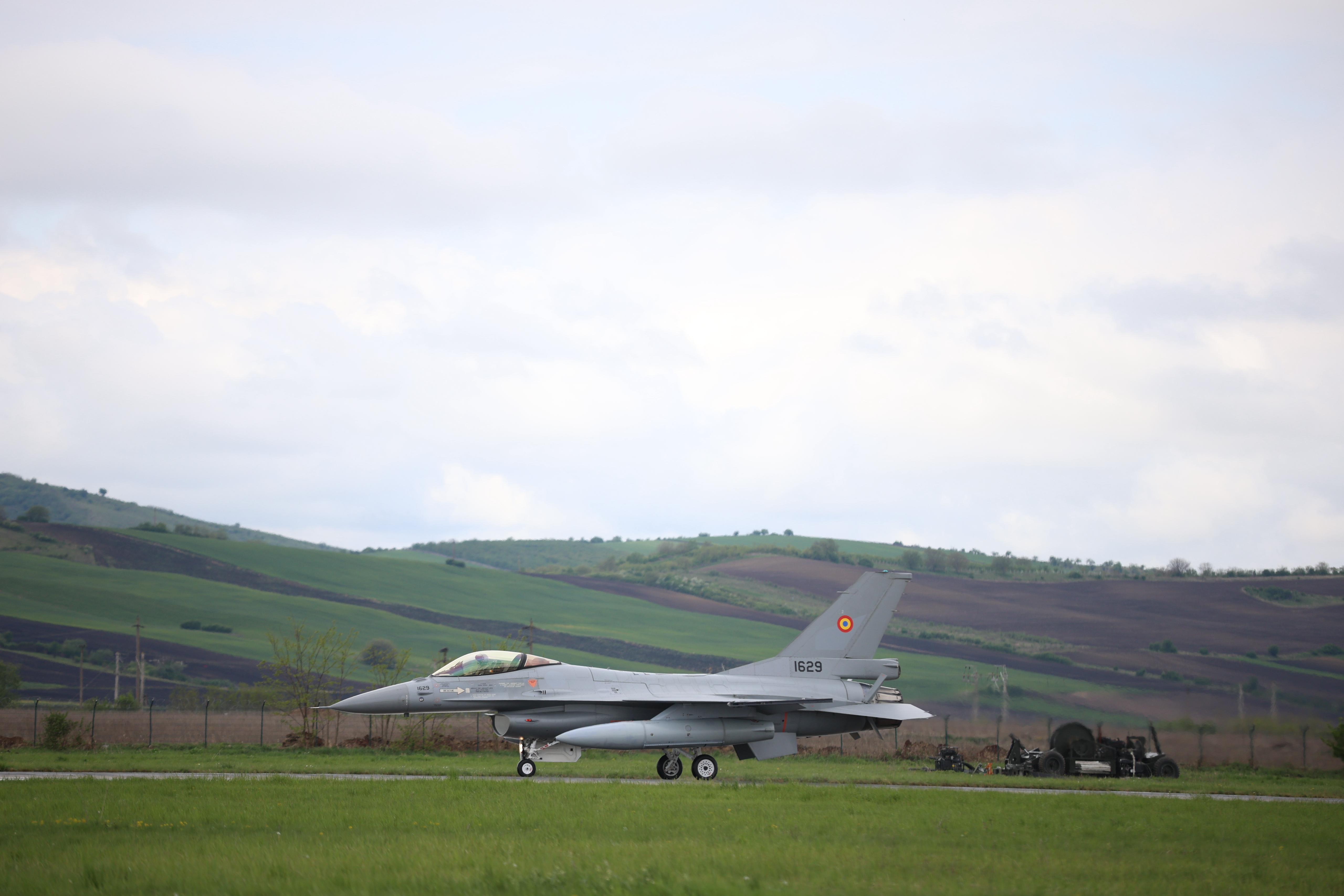 Alte trei avioane F-16 Fighting Falcon cumpărate din Norvegia au ajuns în România. MApN: „Ne consolidăm capabilităţile de apărare aeriană”