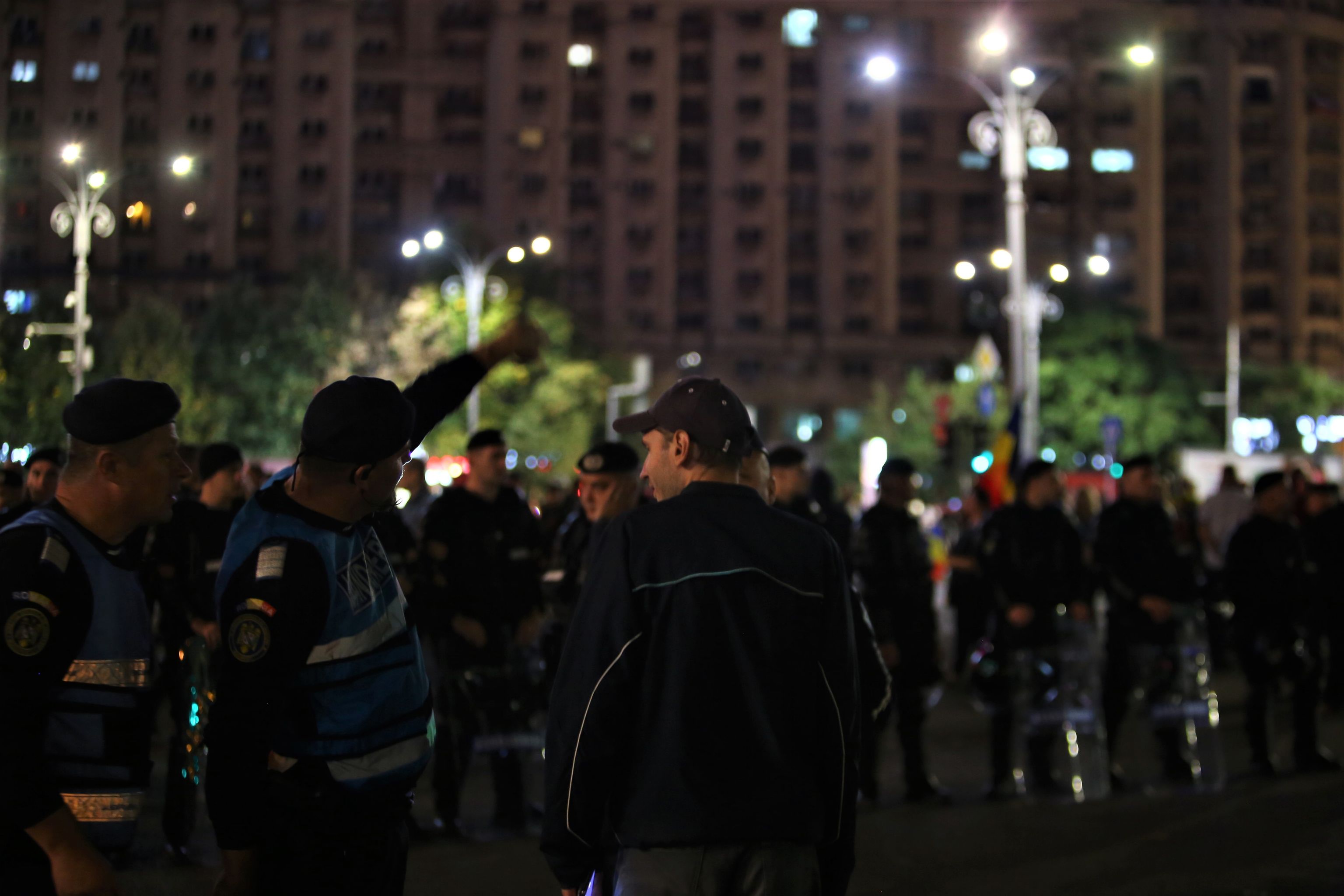 Scandal între taberele Simion și Șoșoacă, la protestul AUR. Manifestanții, despărțiți de jandarmi