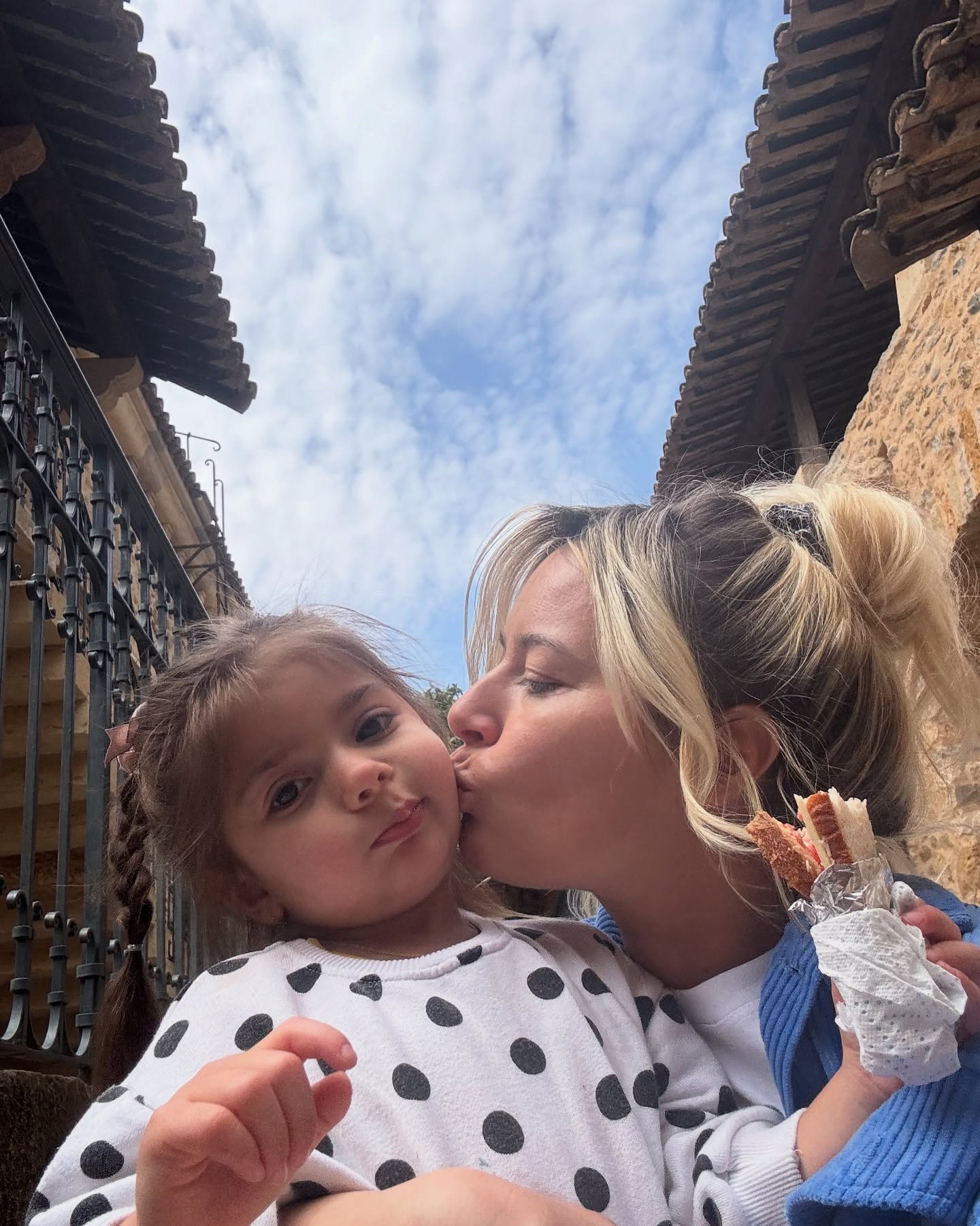 Laura Cosoi și soțul ei și-au luat fetițele și au plecat în Franța. „Am avut multe de pregătit pentru marele eveniment de mâine”