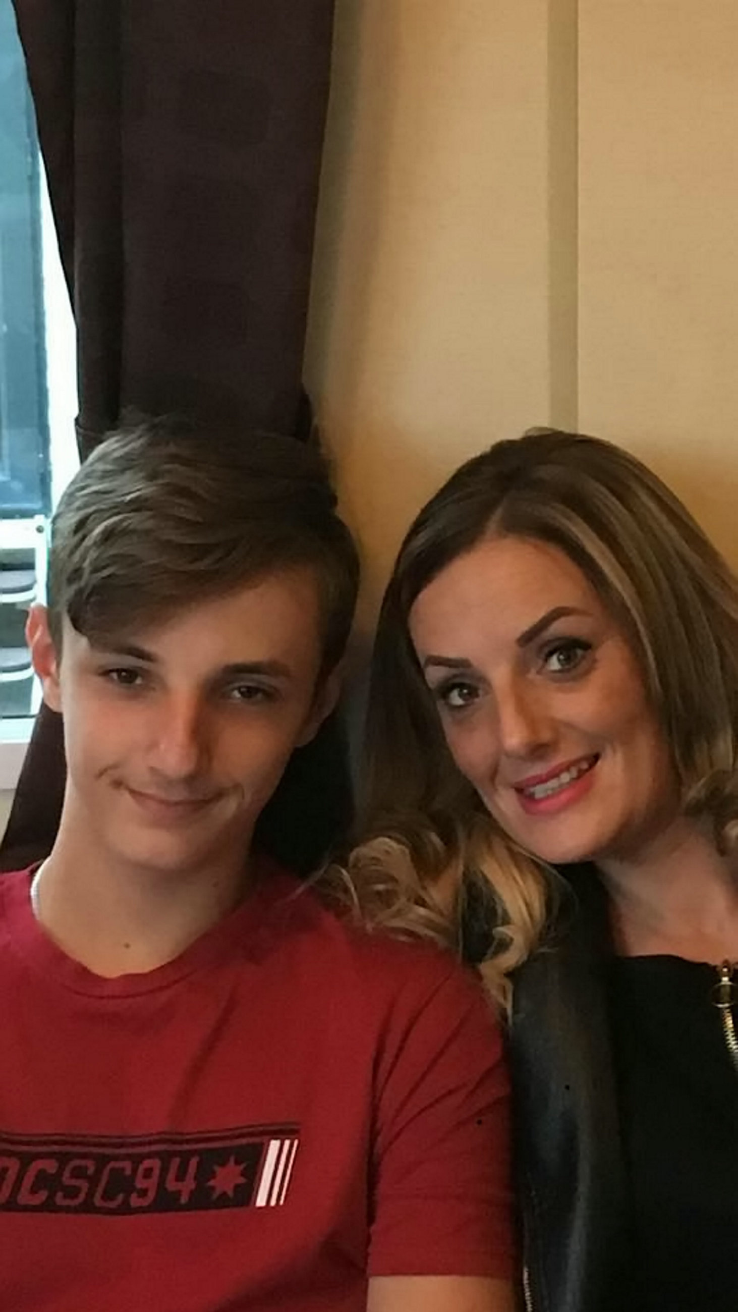 Un adolescent a dezvoltat o tulburare rară, care-l face să se comporte ca și cum ar fi „posedat”. Totul a pornit de la o banală durere în gât!