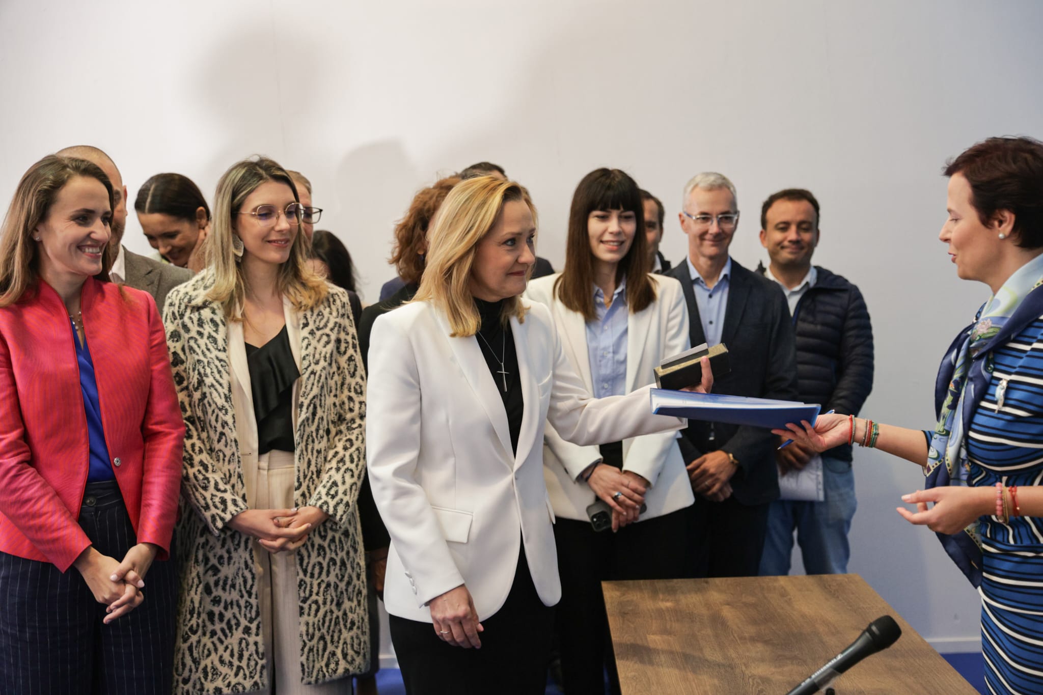 Elena Lasconi și-a depus candidatura la prezidențiale. Atac la Nicolae Ciucă: „Asta știe să facă, să execute ordine” | VIDEO