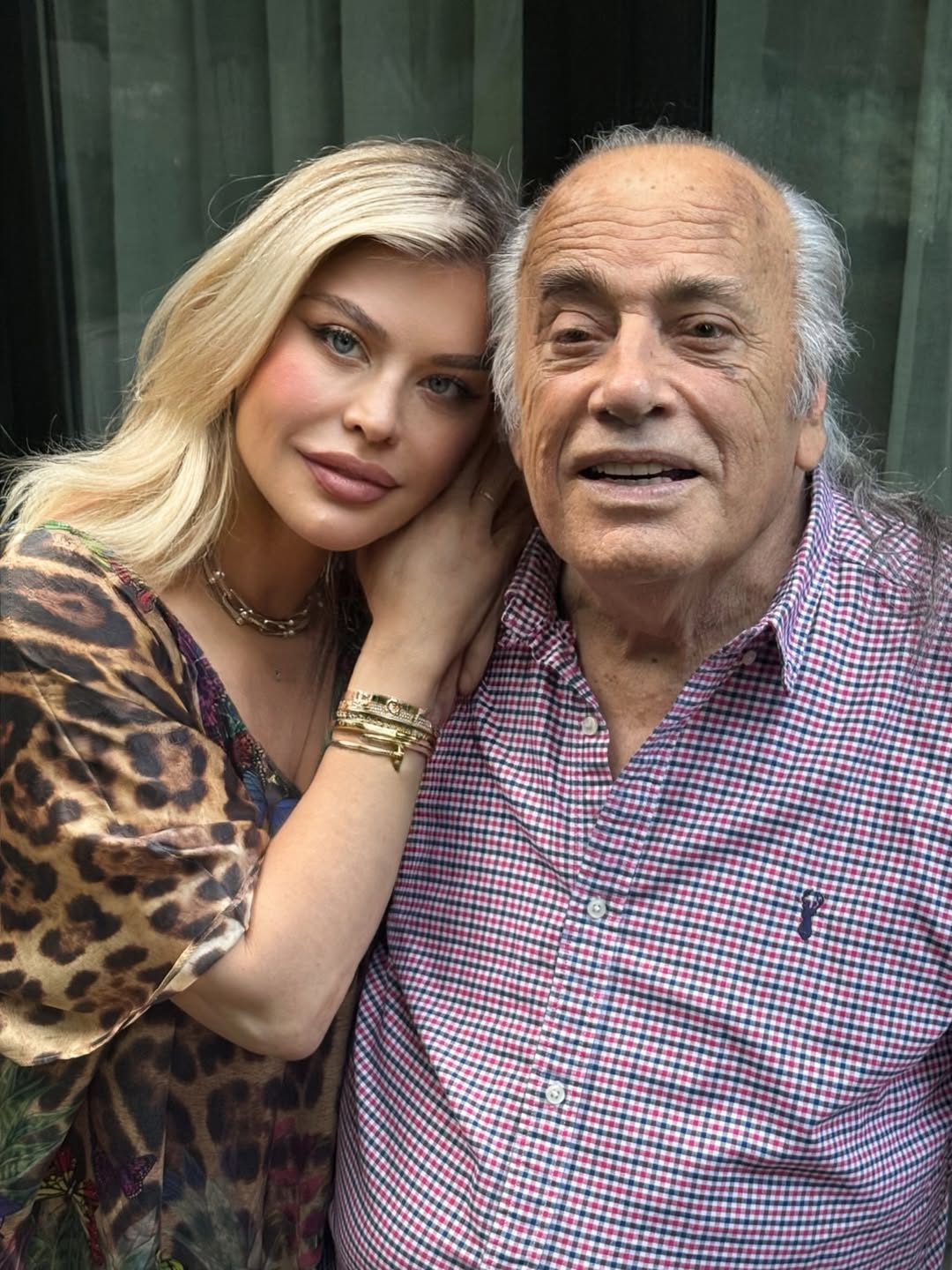 Imagini cu Loredana Groza la mormântul tatălui ei. Cum s-a filmat artista la Cimitirul Bellu: „Sunt alături de toți cei care au pierdut un părinte”