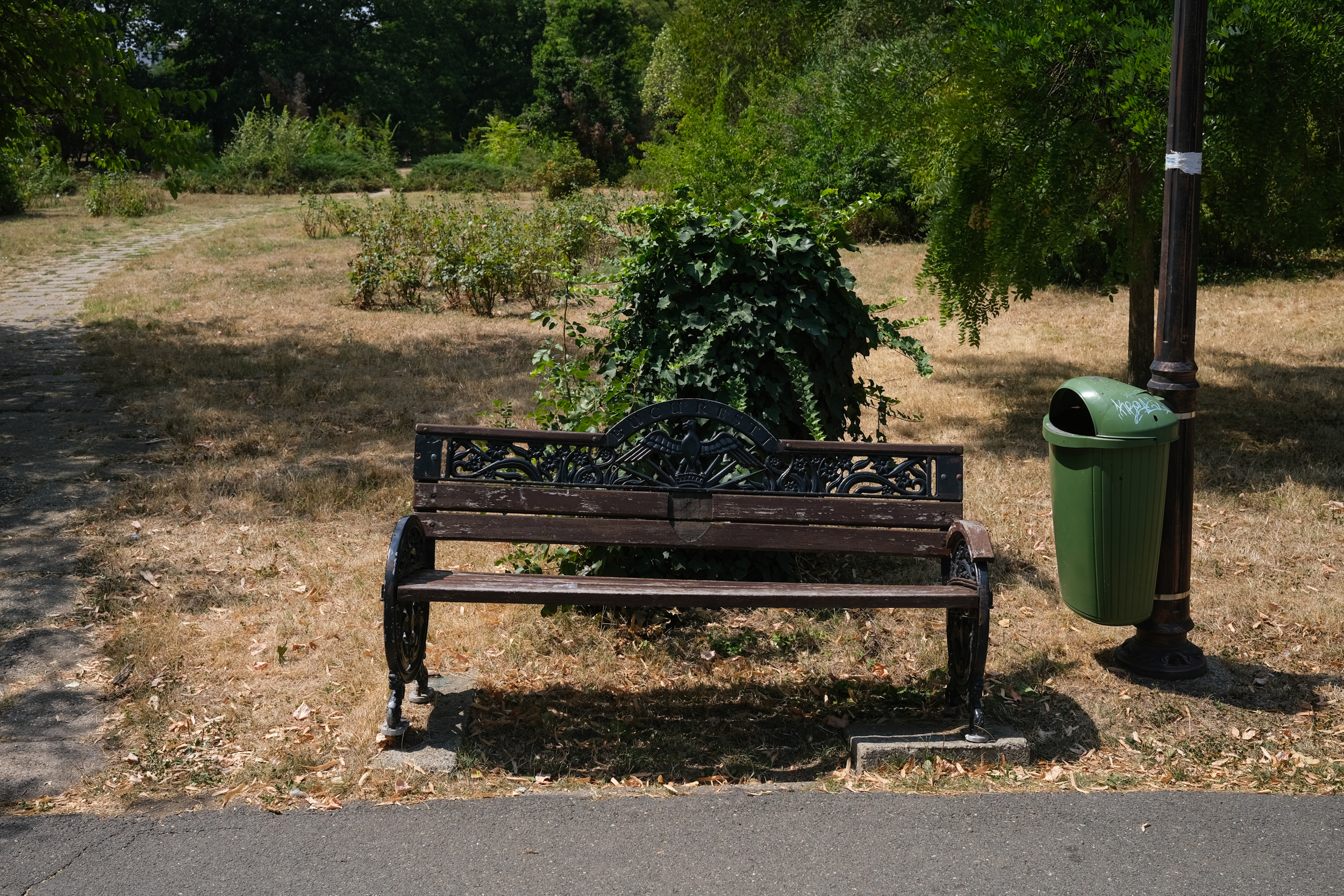 Parcul Herăstrău, degradarea continuă. Bănci rupte, iarbă lipsă, alei crăpate și arteziene fără apă