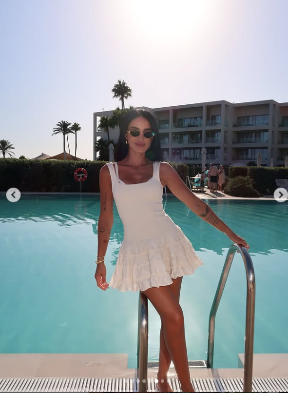 Cum a apărut Adelina Pestrițu la piscină. Rochia extrem de scurtă a stârnit un val de reacții în mediul virtual. „E greu de mers cu ea pe stradă”