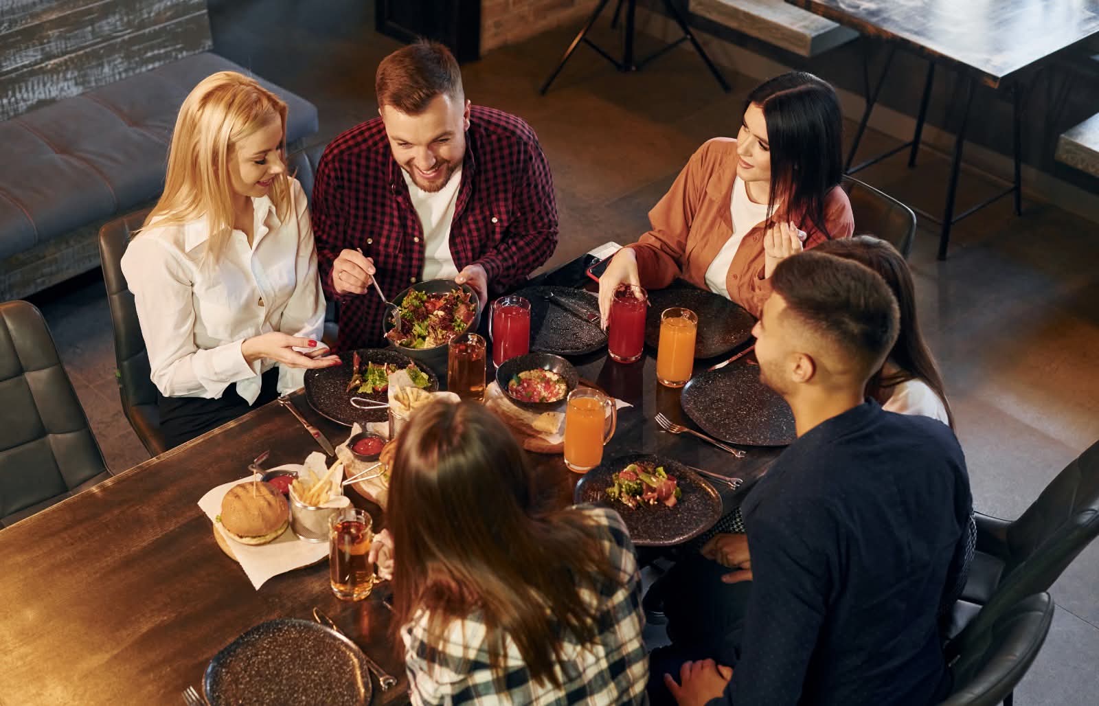 De ce a fost „umflată” cu 600 de lei nota de plată a unor români într-un restaurant din Bacău: „Oare e legal?”