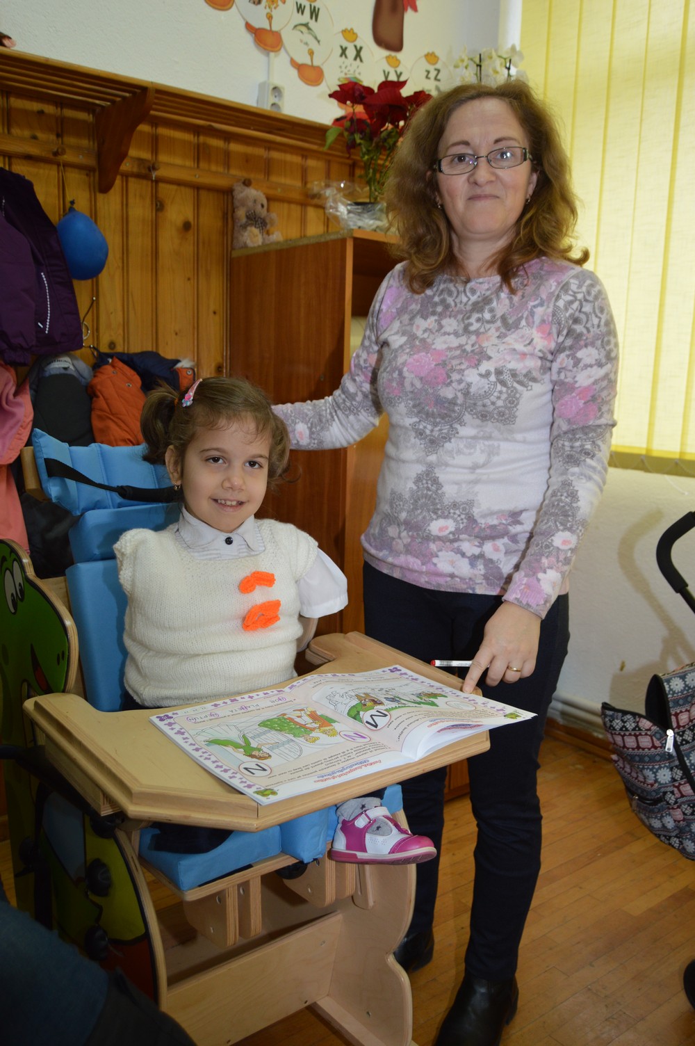 EXCLUSIV/ Delia, fetița care în pofida handicapului grav merge la o școală obișnuită, s-a integrat bine în colectiv: "Îmi place mult la școală"/FOTO