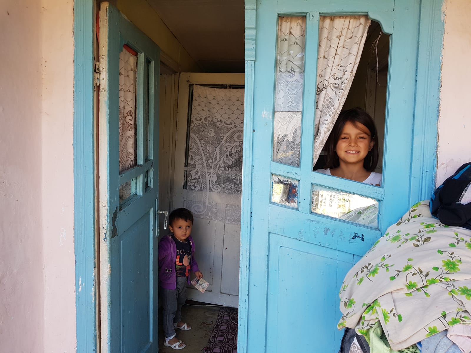 REPORTAJ: Am fost acasă la copila care merge flămândă la școală. Șapte suflete, fără speranță: trăiesc într-o cocioabă, fără frigider și aragaz și se tem că nu vor trece iarna/VIDEO&FOTO