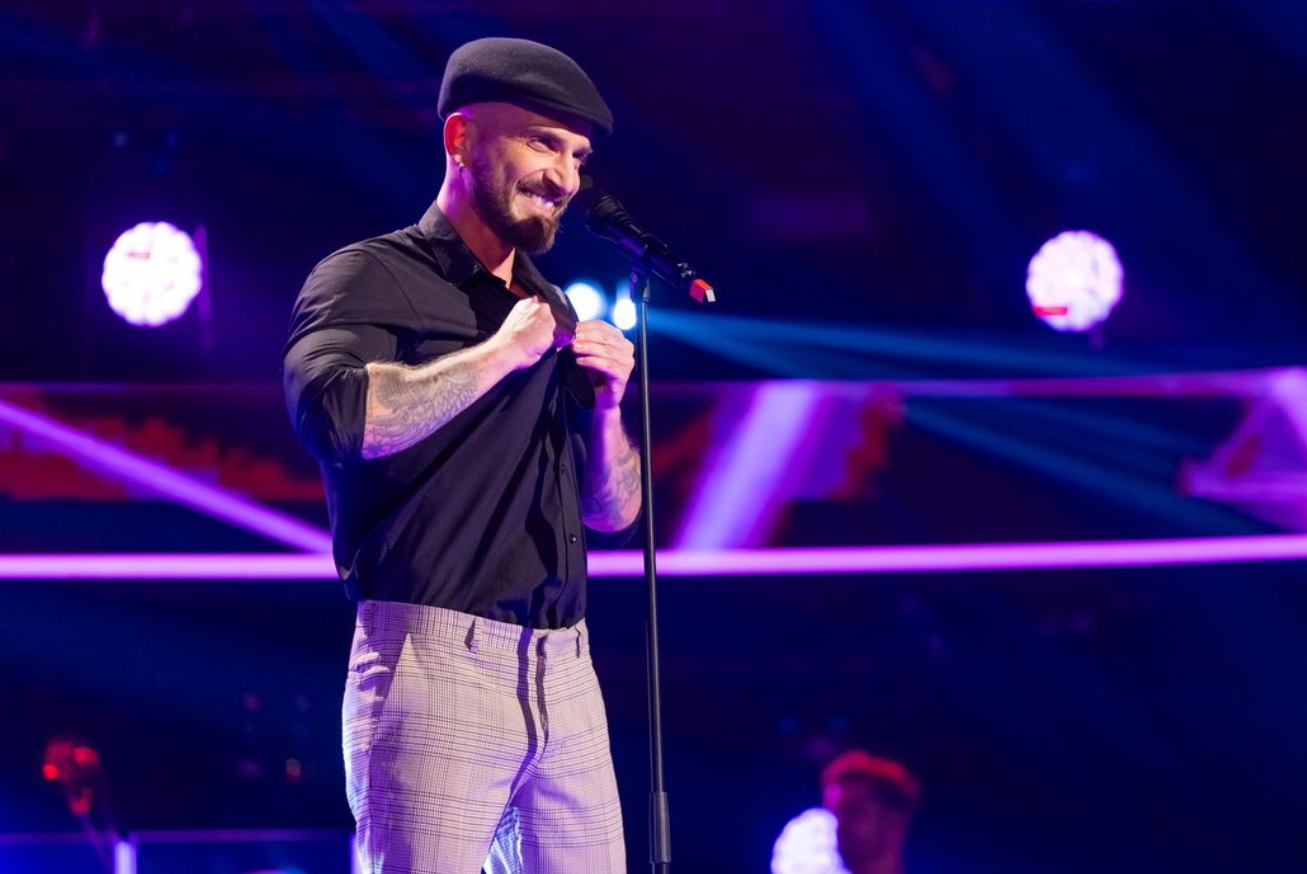 Silviu Mircescu a făcut striptease în timp ce a cântat la Vocea României 2024: „Fetele încă urlă în public”. În ce echipă a ajuns actorul