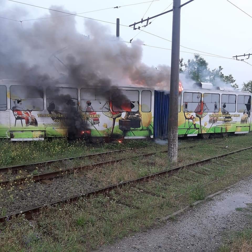 Un tramvai lovit de fulger a luat foc în mers, în Craiova