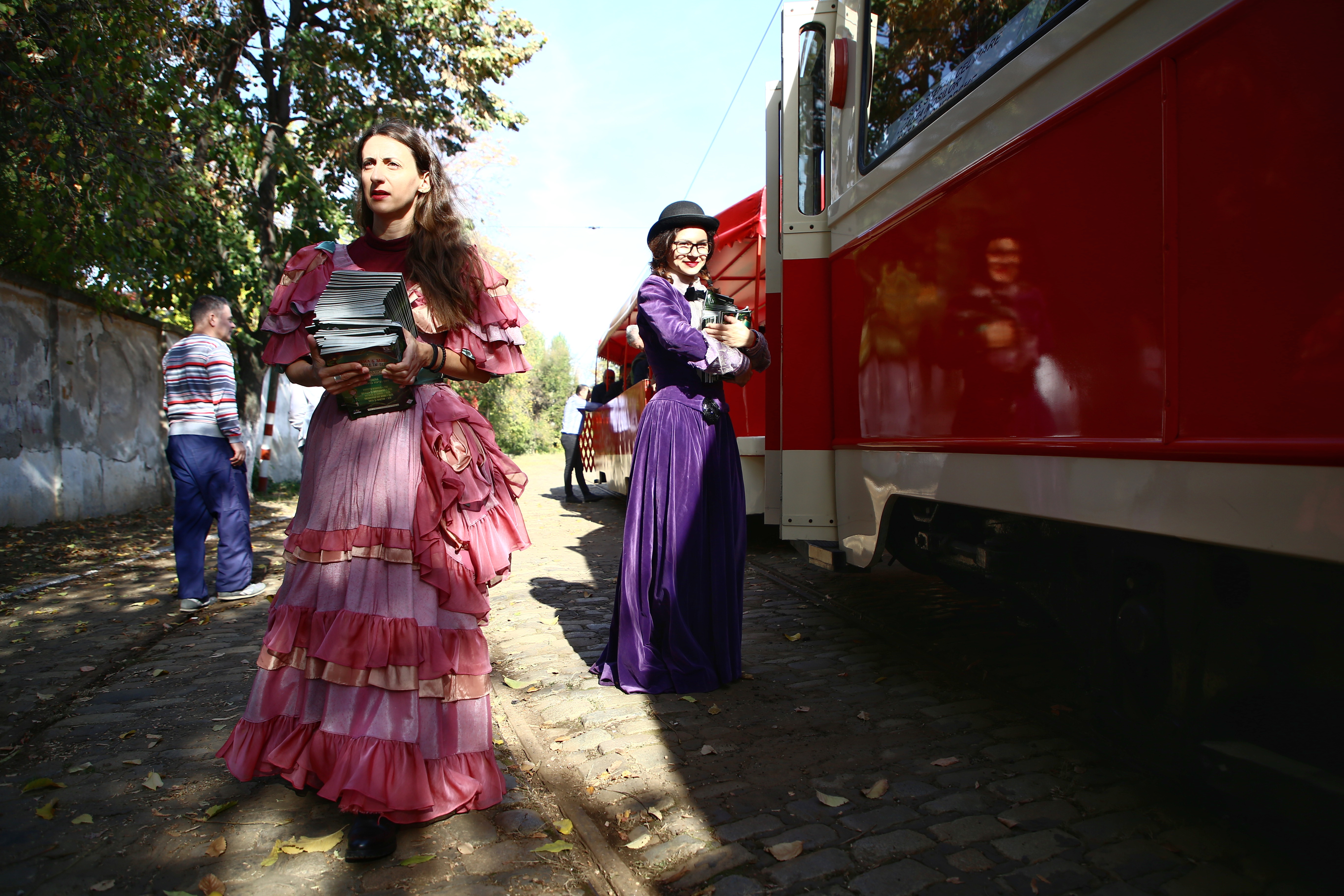 GALERIE FOTO / Imagini inedite cu tramvaiele de epocă, la paradă în București. În vagoane a cântat fanfara, iar vatmanul a purtat uniforma de altădată