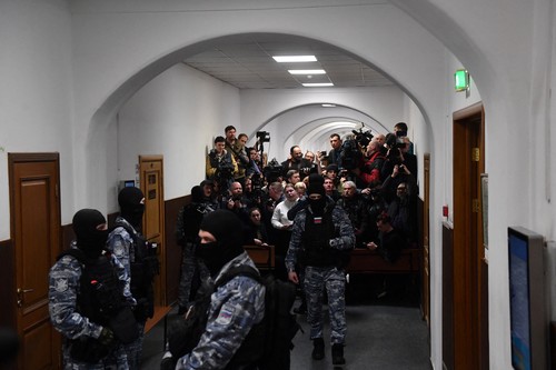 Doi suspecți în cazul atacului din Moscova, aduși la tribunal și inculpați. Amândoi au ochii învinețiți. Imagini cu ei pe banca acuzaților