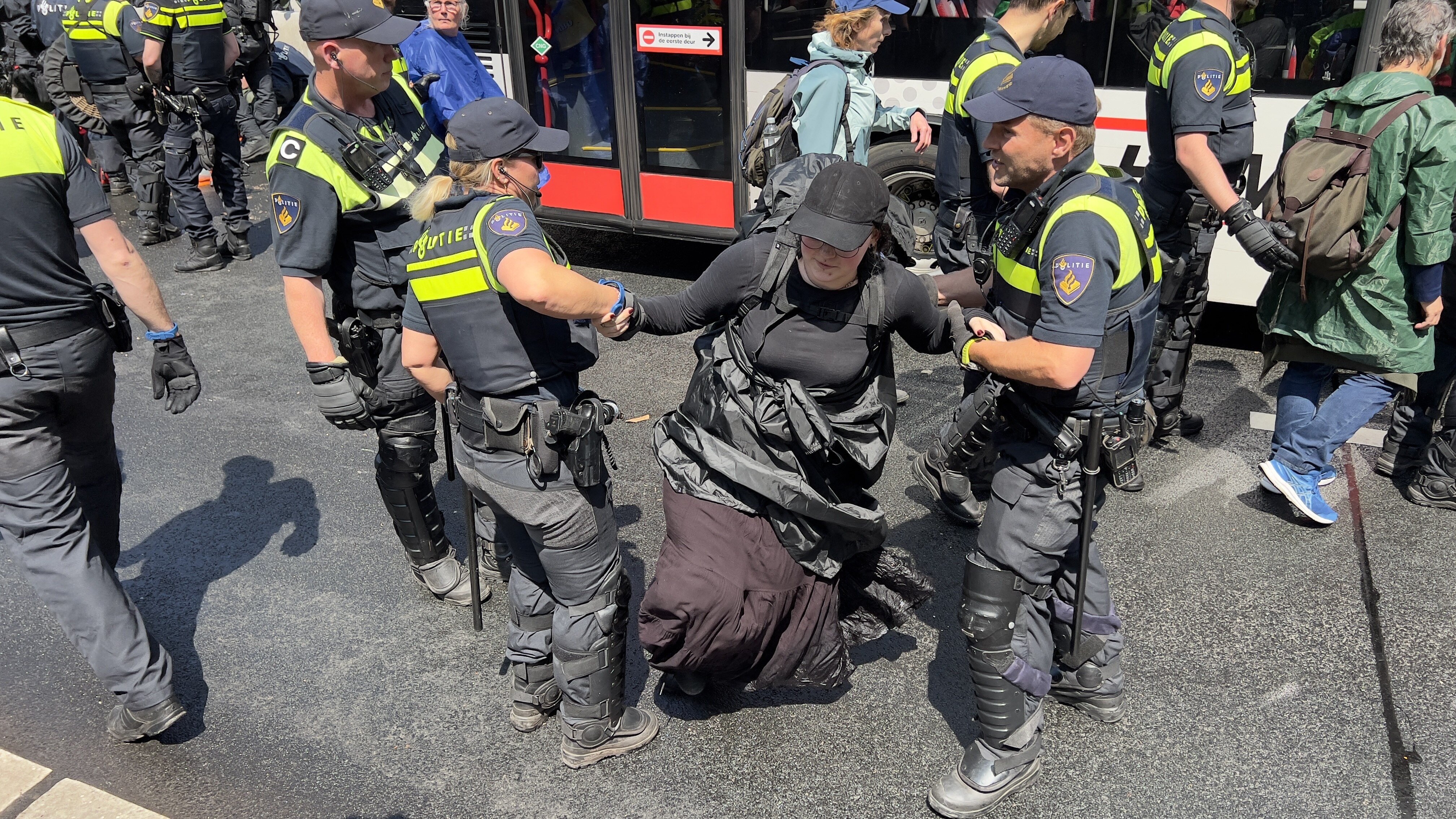 1.500 de activiști climatici au fost arestați la Haga, după ce au blocat o autostradă. Poliția a reținut inclusiv o vedetă din Game of Thrones