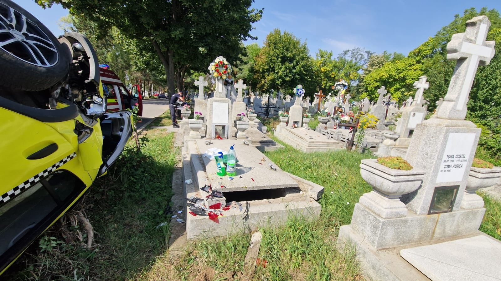 Accident în cimitir, la Iaşi, unde un taxi a fost lovit de un BMW şi s-a răsturnat