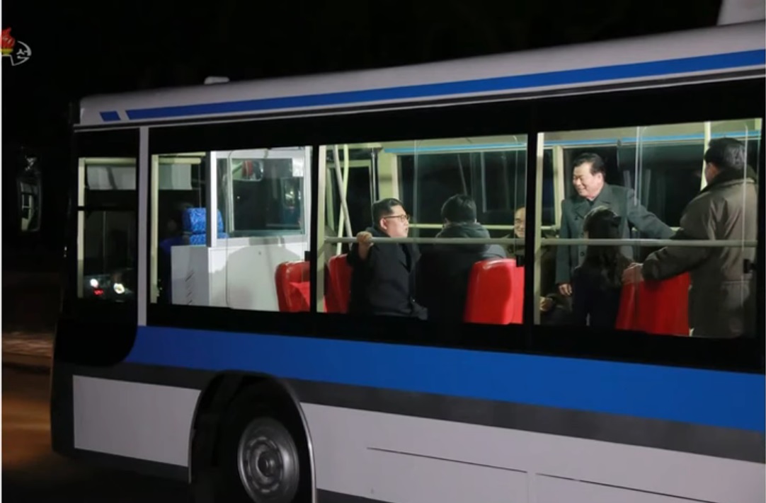 FOTO| Kim Jong-un și soția sa s-au plimbat noaptea cu un troleibuz