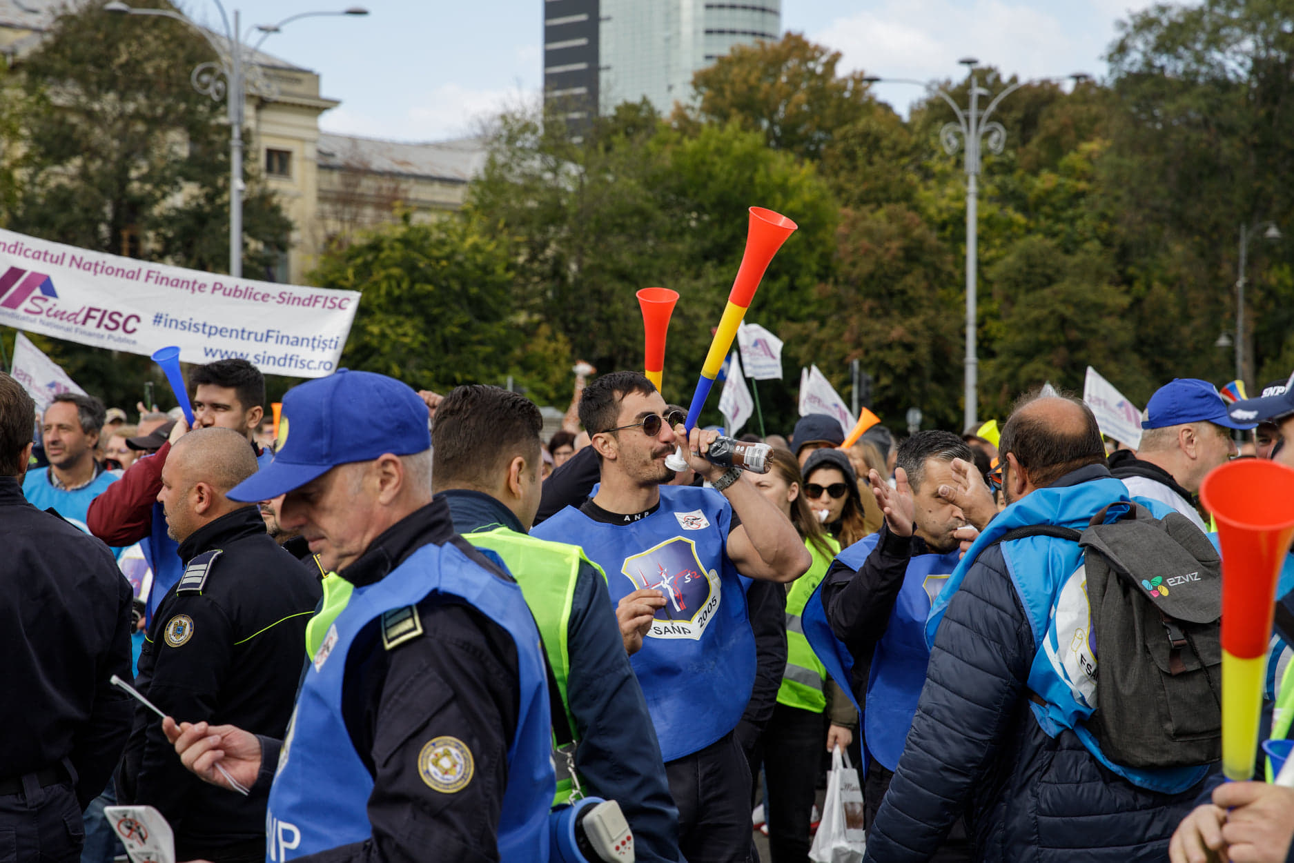 Protest în fața Guvernului. Peste 2.000 de oameni la „marșul anti-sărăcire”. VIDEO