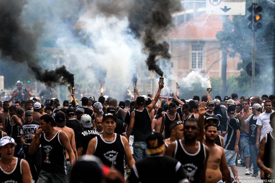 Tragedie în Brazilia. Un mort şi şapte răniţi într-un război al galeriilor / GALERIE FOTO&VIDEO