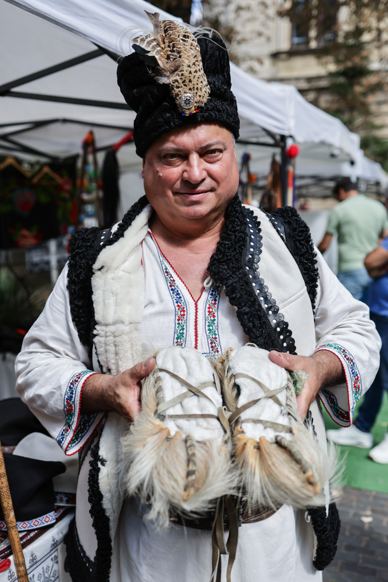 „Cred că las căciulile și opincile și mă apuc să vând țuică”. Povestea băcăuanului care l-a cunoscut pe Părintele Galeriu și a renunțat la preoție