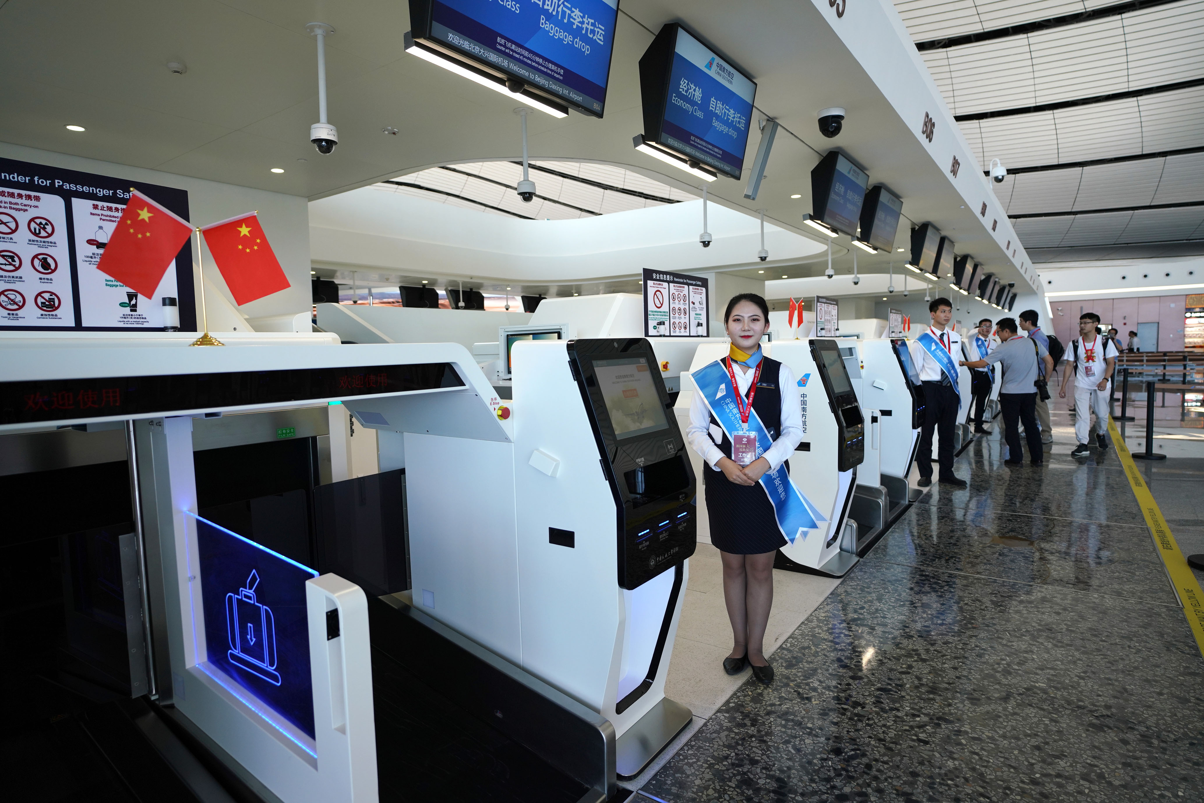 Cum arată cel mai mare aeroport din lume, inaugurat în China. E situat la 46 de kilometri de Beijing, are o suprafaţă de 700.000 m² și a costat 15 miliarde de dolari