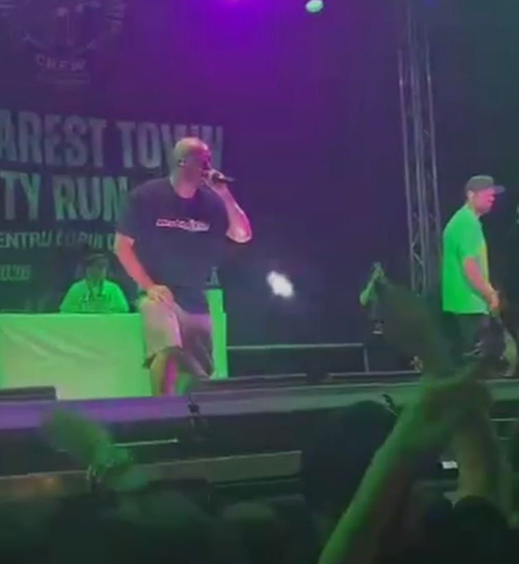 Prima apariție a lui Cheloo după ce a fost internat la psihiatrie. Trupa Paraziții a susținut un concert, iar publicul a observat schimbarea artistului