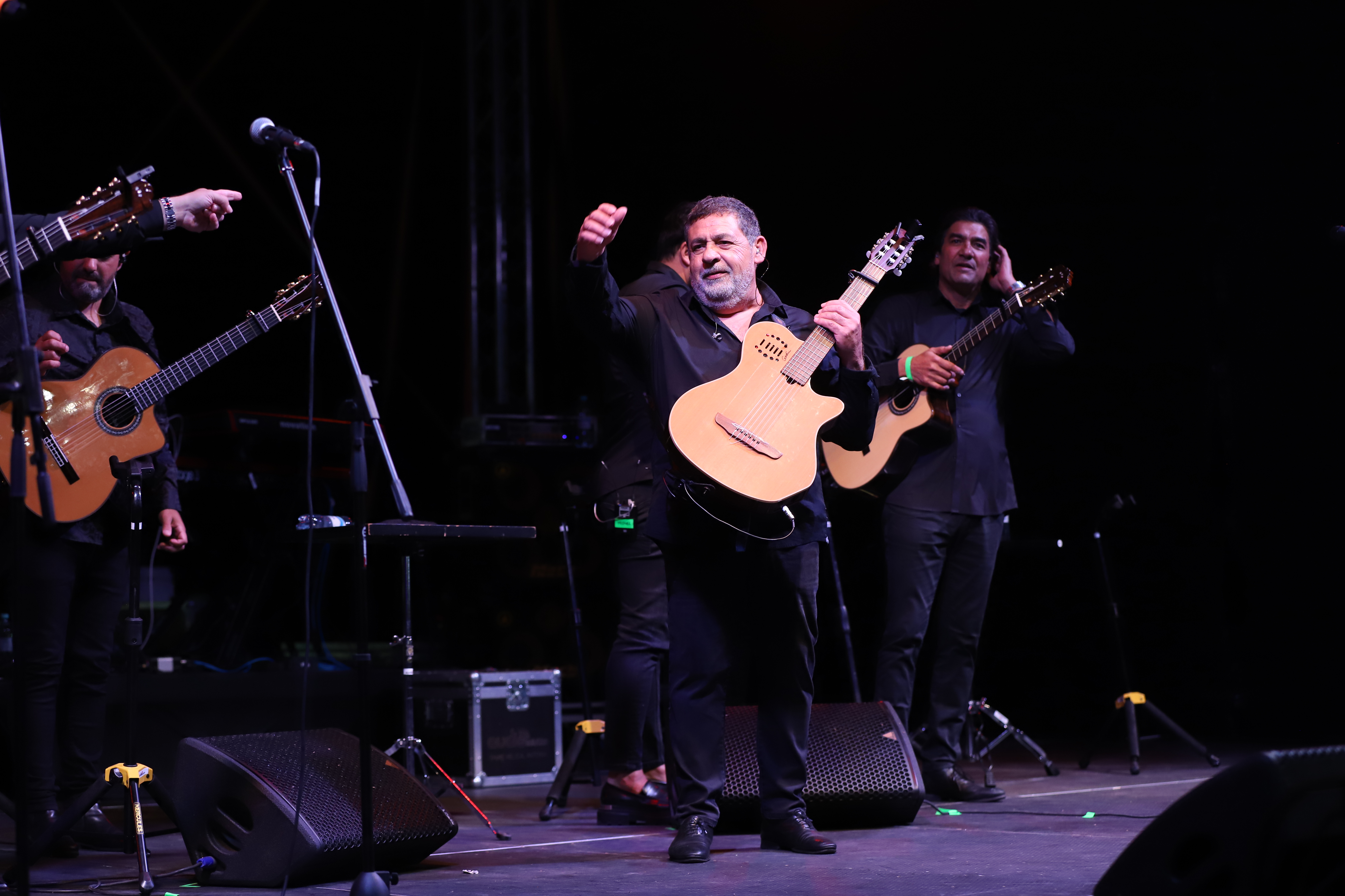 Seară latino la Festivalul Borșului Lipovenesc din Jurilovca. Concertul Gipsy Kings s-a prelungit cu un spectaculos foc de artificii: „România, I love you!” | FOTO REPORTAJ