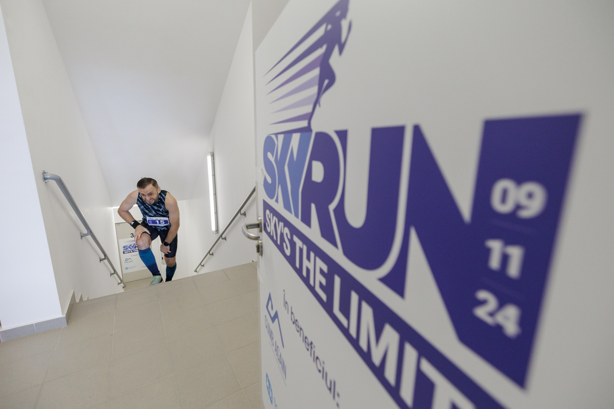 780 de oameni au urcat cele 620 de scări ale Sky Tower, cea mai înaltă clădire din București. Cel mai vârstnic participant a avut 77 de ani: „Merg la sală de cinci ori pe săptămână”