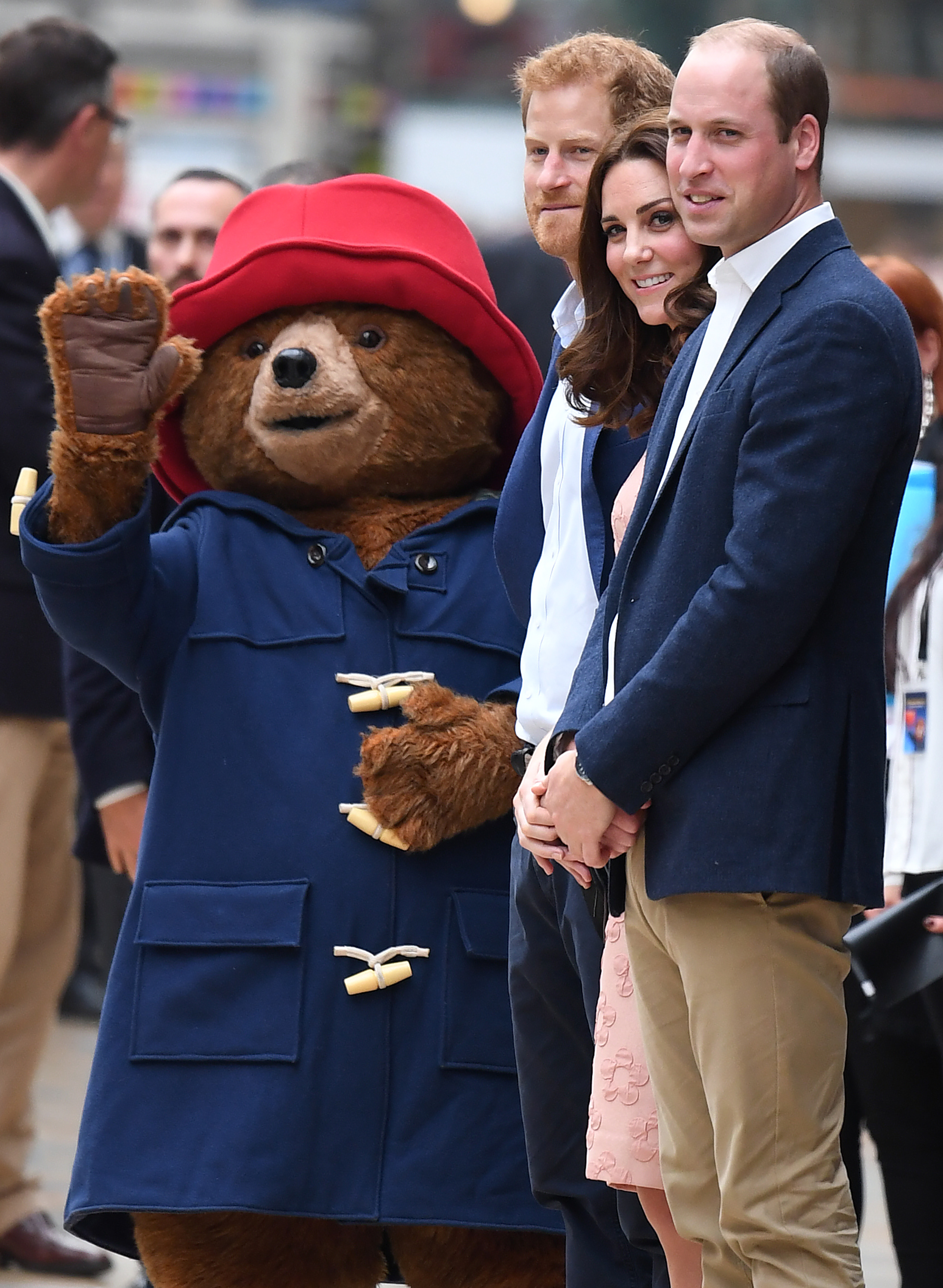 FOTO| Moment unic: Kate Middleton, însărcinată, a dansat cu Ursulețul Paddington în mijlocul străzii
