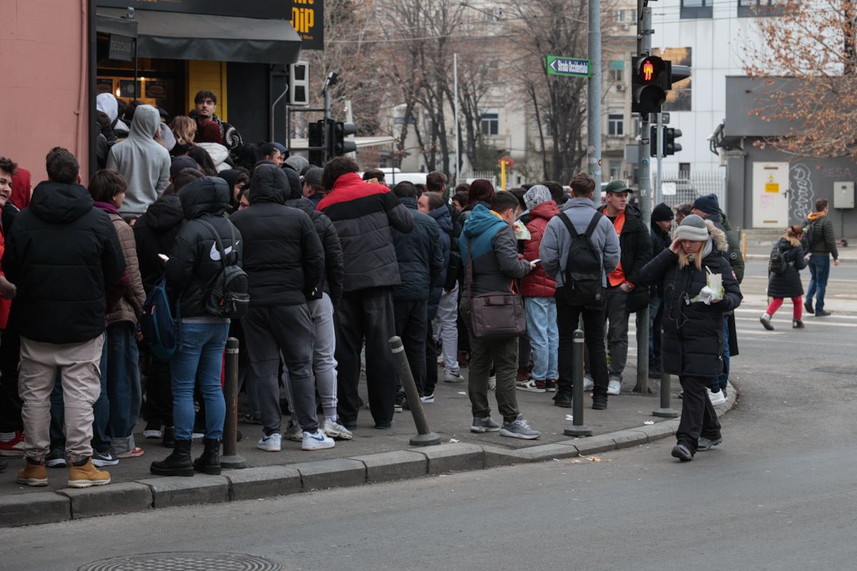 Noi cozi la un fast-food din București, unde Dorian Popa a anunțat că dă șaorma gratis