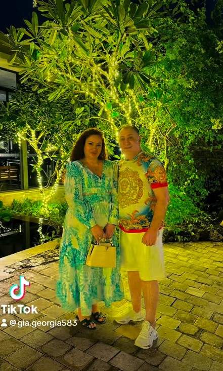 Imagini cu Vali Vijelie și soția lui în Bali. Cum arată Carmen Rusu, cea care îi este alături artistului de aproape 28 de ani