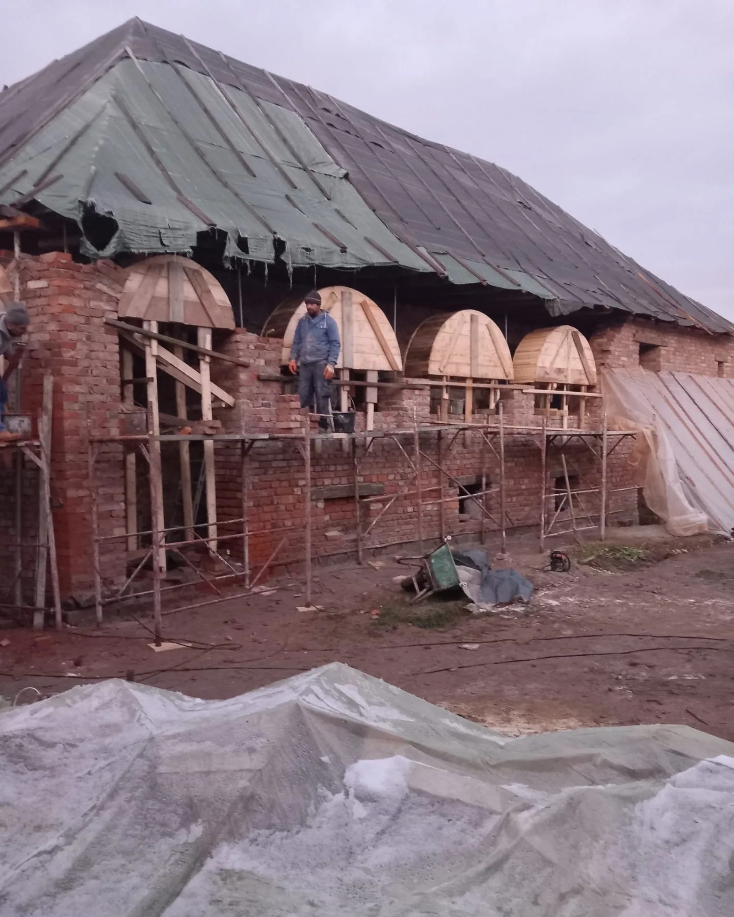 Imagini noi cu casa pe care o renovează Dana Rogoz la Viscri. Lucrările la locuința săsească au avansat