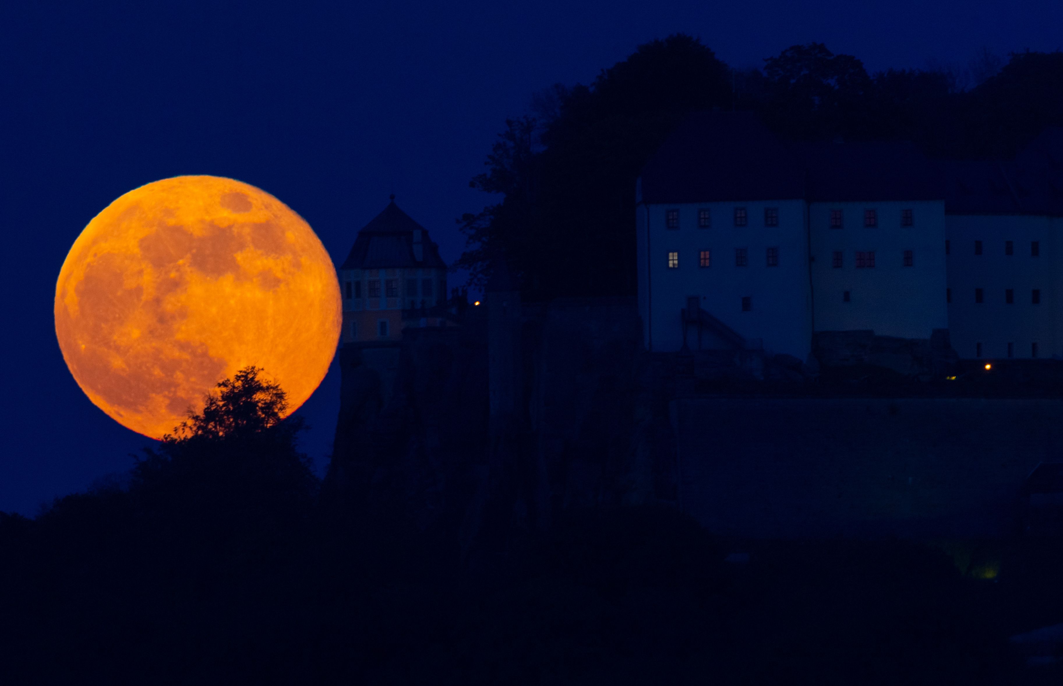 VIDEO | Imagini spectaculoase cu superluna, ultimul fenomen astronomic de acest fel din anul acesta