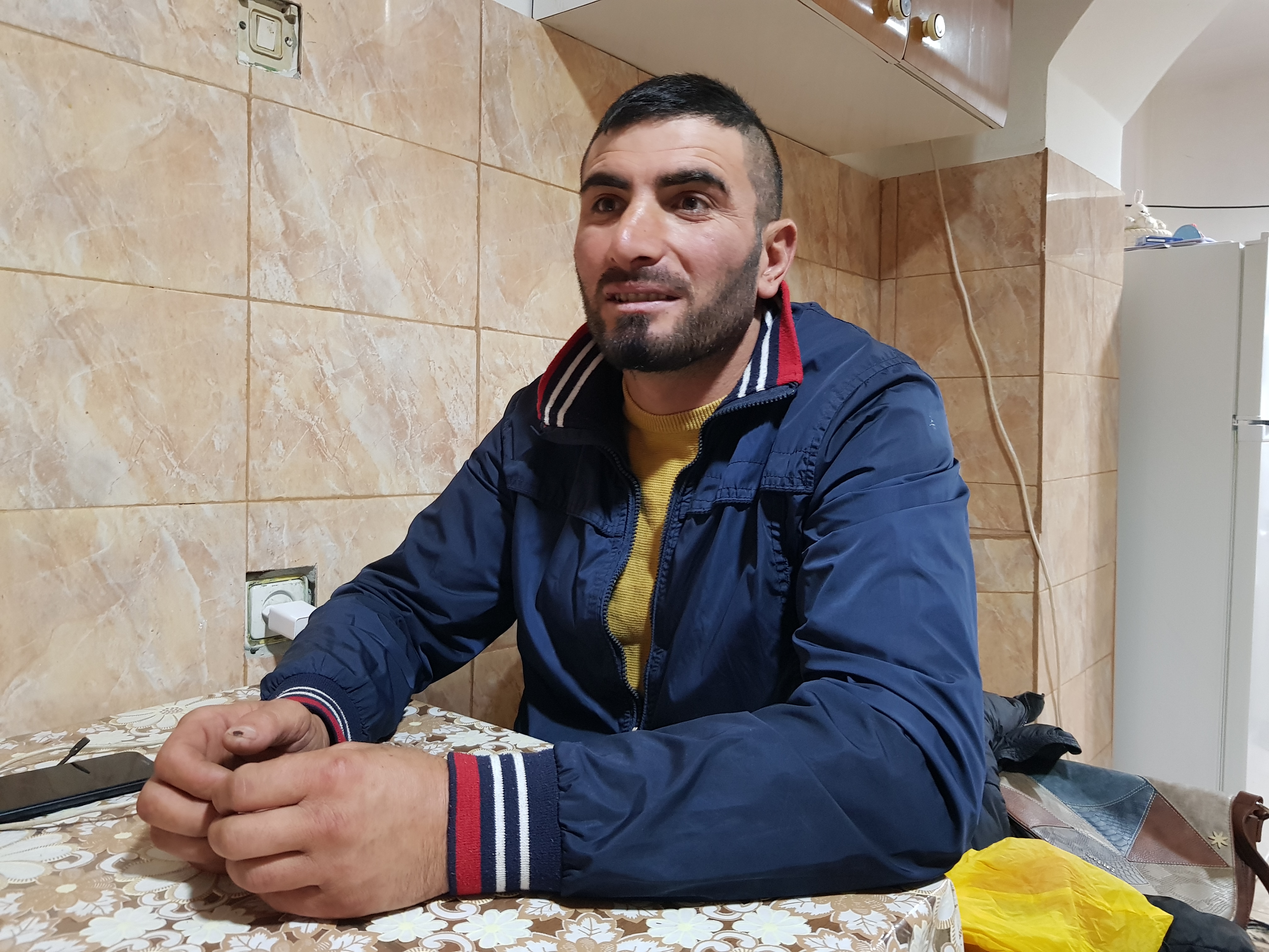 REPORTAJ. ZIUA CEA MAI LUNGĂ A LUI LAURENȚIU. Confundat cu unul dintre suspecții crimei de la Sibiu, încătușat și bătut, bărbatul din Dolj vrea acum să dea Poliția în judecată: „Mă împrumut de bani, dar nu-i las!”