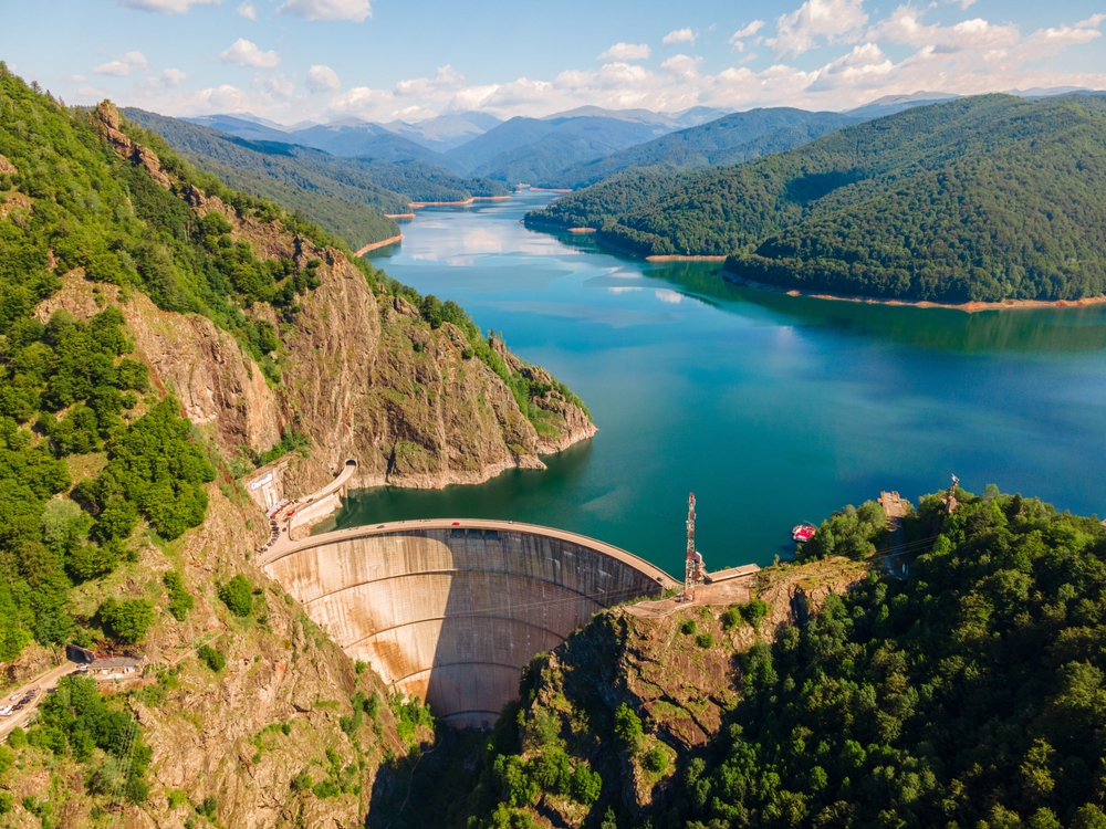 Când se reumple lacul Vidraru: a fost adus inclusiv un elicopter la baraj