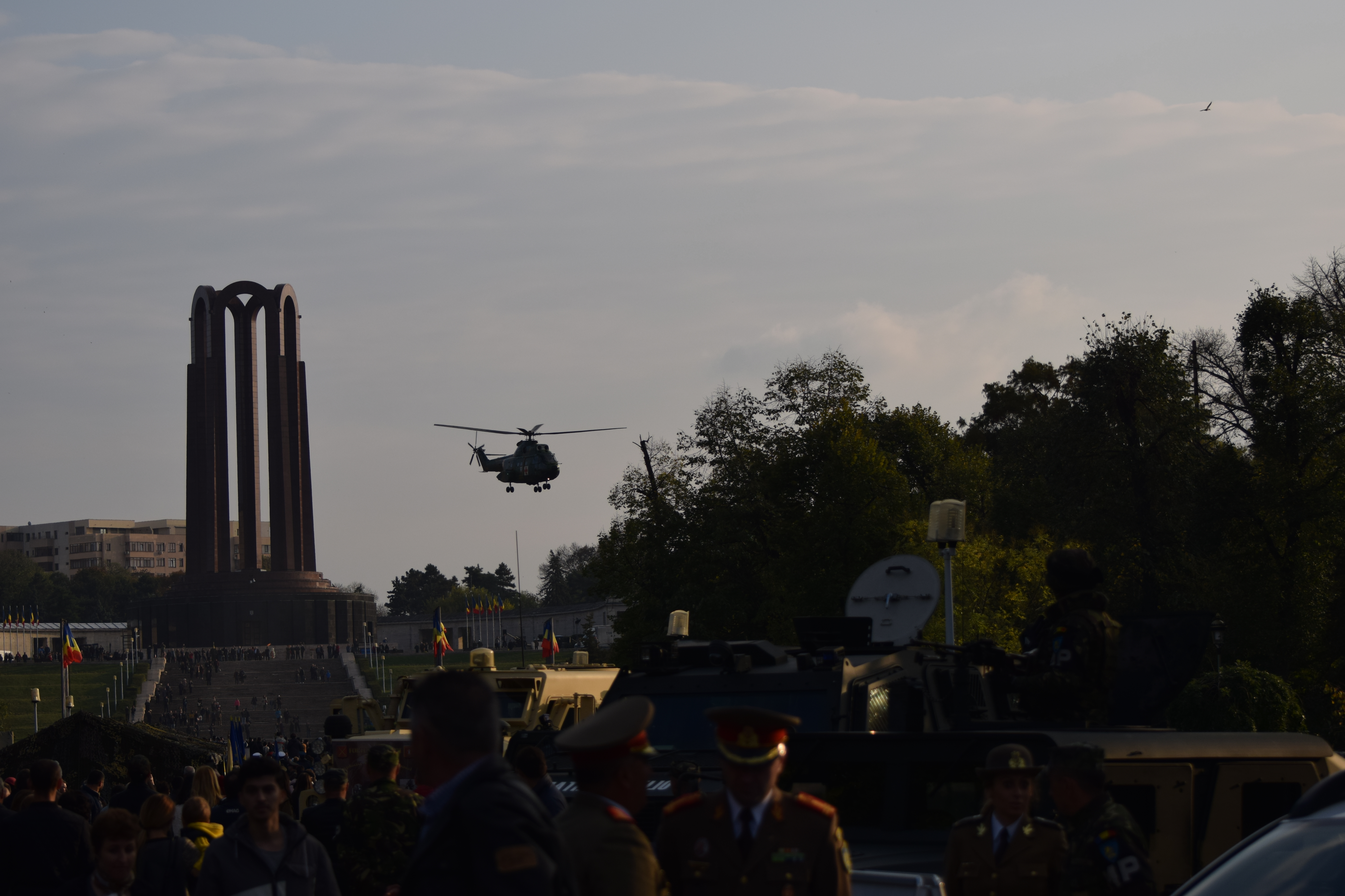 FOTO ŞI VIDEO | Cum a fost celebrată Ziua Armatei în Capitală. Cei mai importanți politicieni, la ceremoniile din Parcul Carol