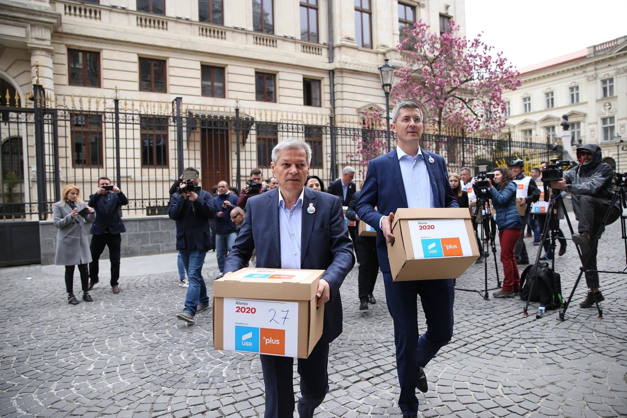 FOTO | Alianţa USR-PLUS a depus la BEC 500.000 de semnături, pentru alegerile europarlamentare. Cioloş: "Propunem românilor o adevărată alternativă politică"