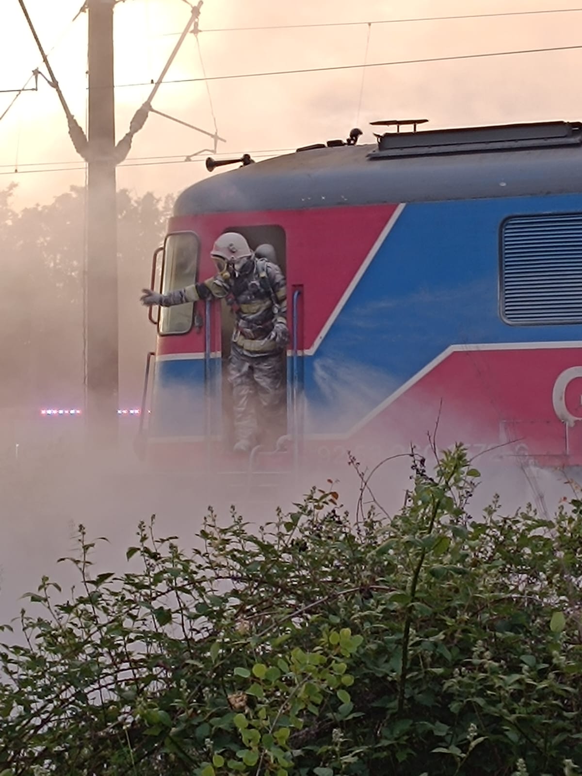 Locomotiva unui tren care transporta țiței a luat foc la Valea Călugărească. Unde era oprit marfarul cu 36 de vagoane