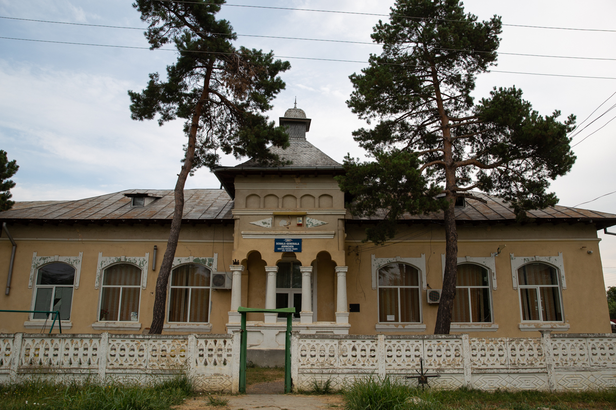 REPORTAJ. Pentru mii de copii de la sate, noul an şcolar va însemna măşti chinezeşti, întoarcerea la toaletele turceşti şi la minciunile româneşti!