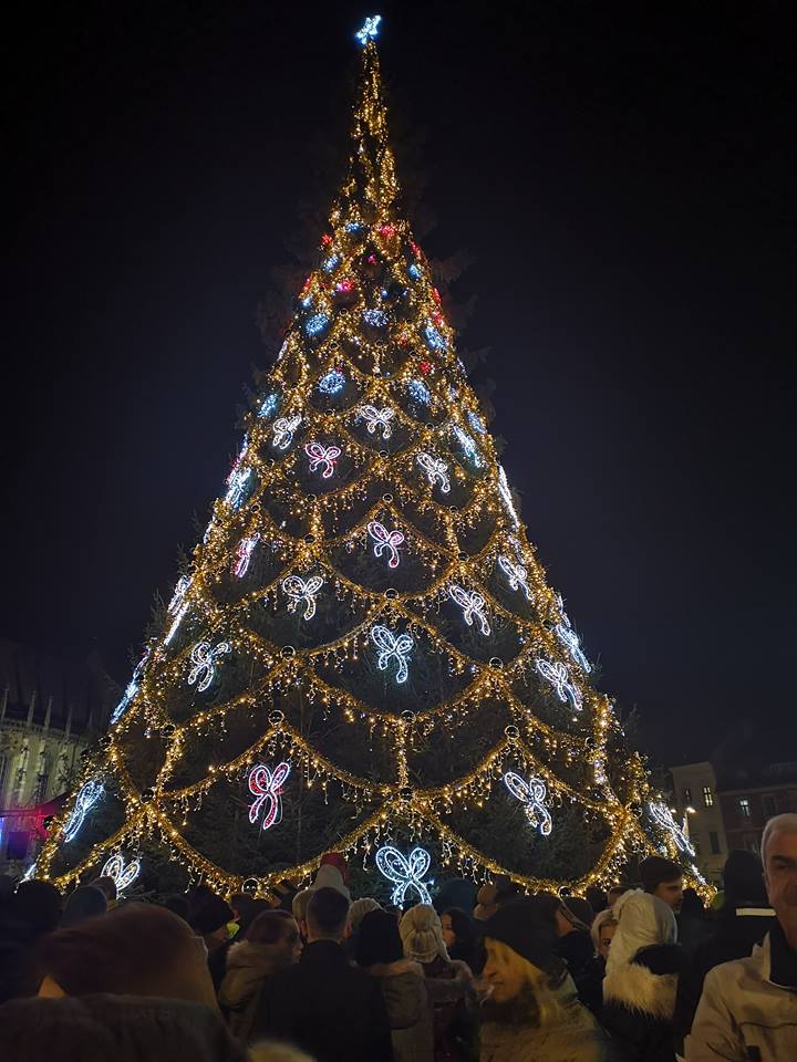GALERIE FOTO/ S-au aprins luminile de sărbătoare în Braşov. Mii de persoane au umplut Piaţa Sfatului până la refuz