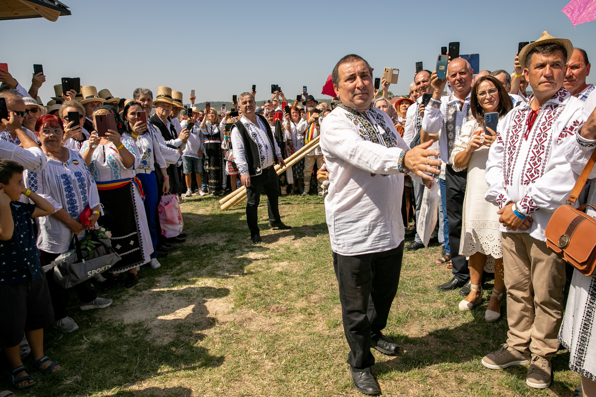 O mireasă și două nunți. Cum a petrecut poporul în vale, iar ceilalți invitați, în deal, la căsătoria „domnului AUR”, George Simion