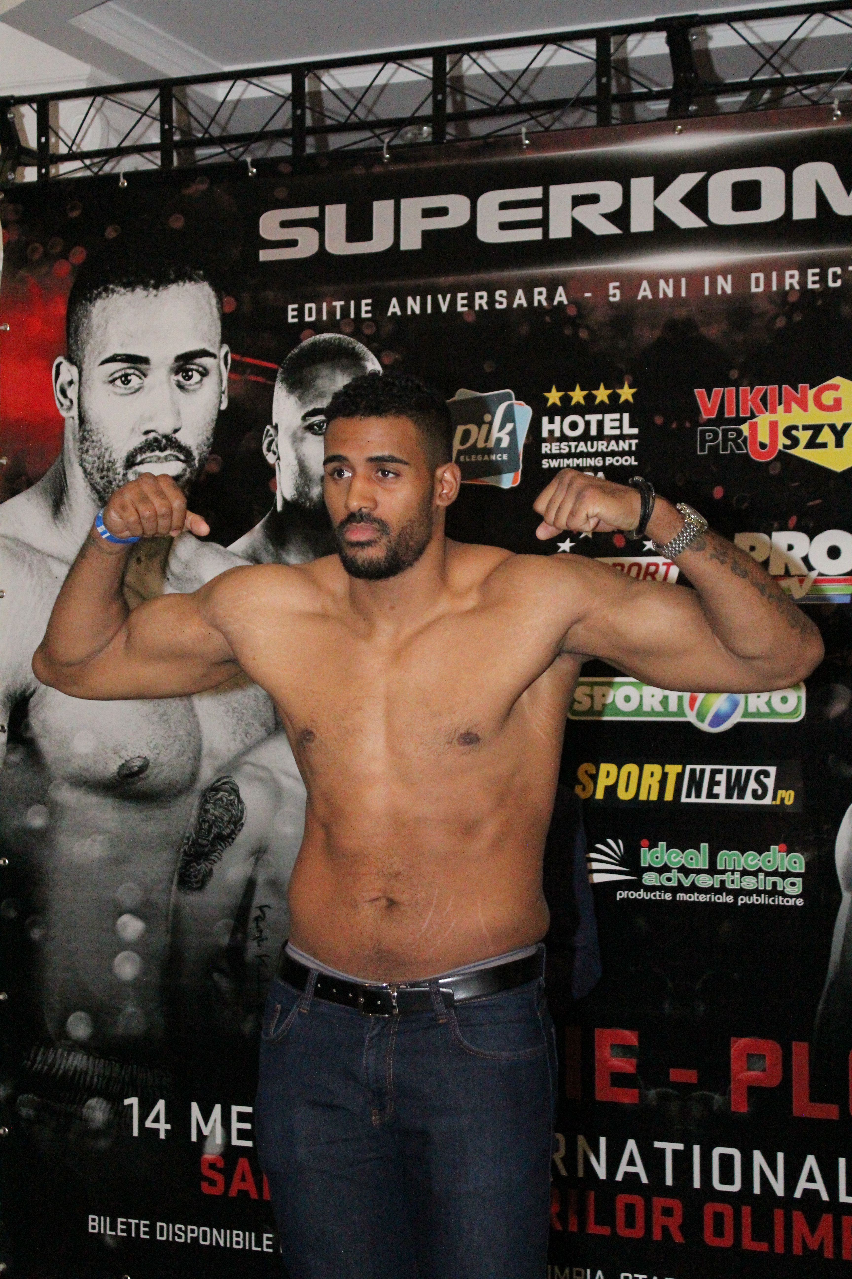 Luptătorii de la Superkombat Ploiești s-au confruntat pentru prima dată la cântarul oficial / GALERIE FOTO