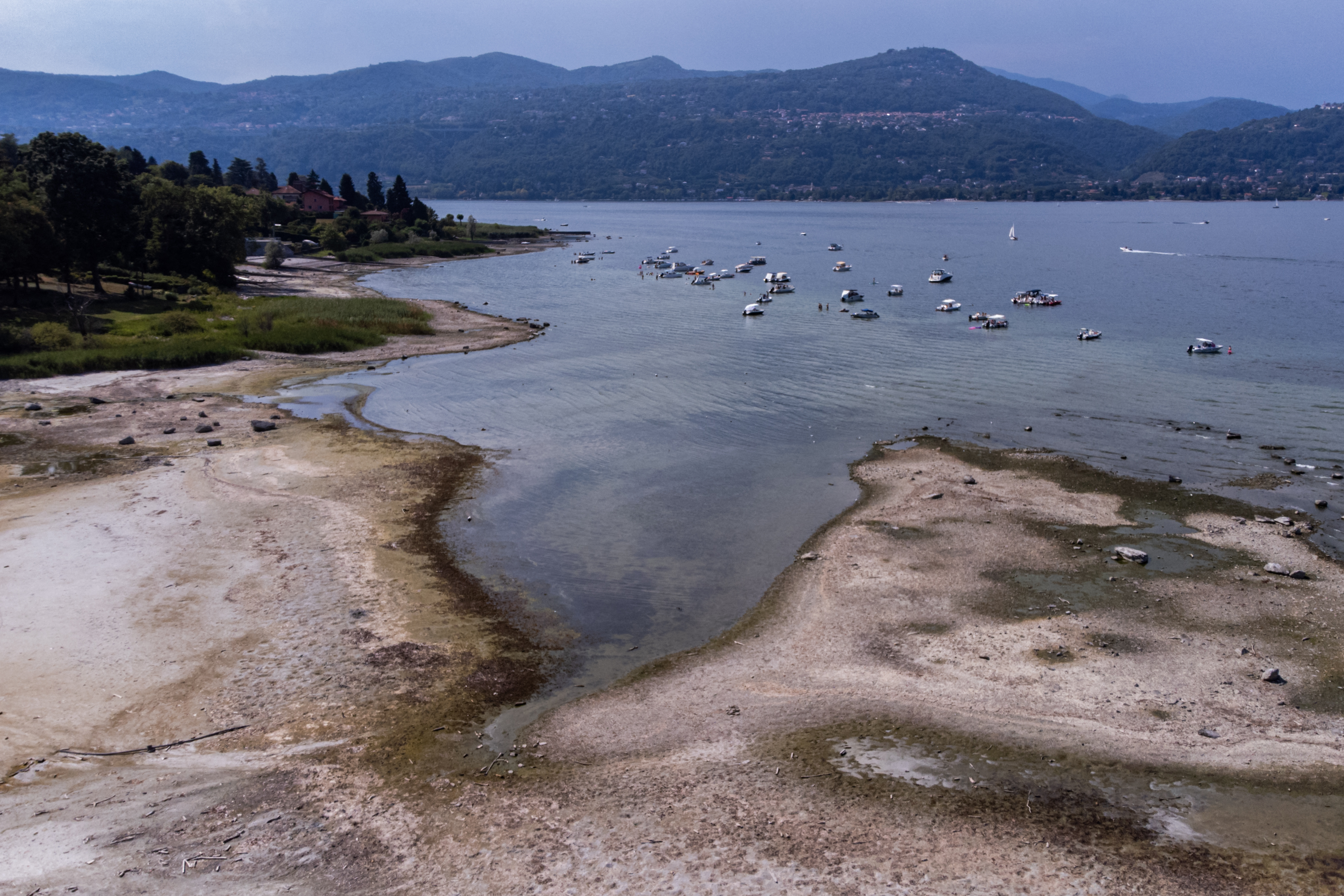 Lacul Maggiore, lovit de secetă severă. Italia și Elveția aduc apă din Lacul Lugano pentru a salva agricultura