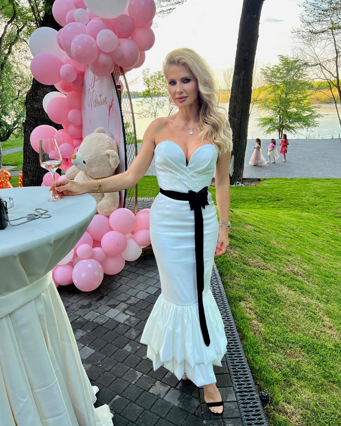 Andreea Bănică reacționează după ce a fost criticată că nu primește animale de companie la hotelul de la mare: „Vor simți că intră într-o cocină”