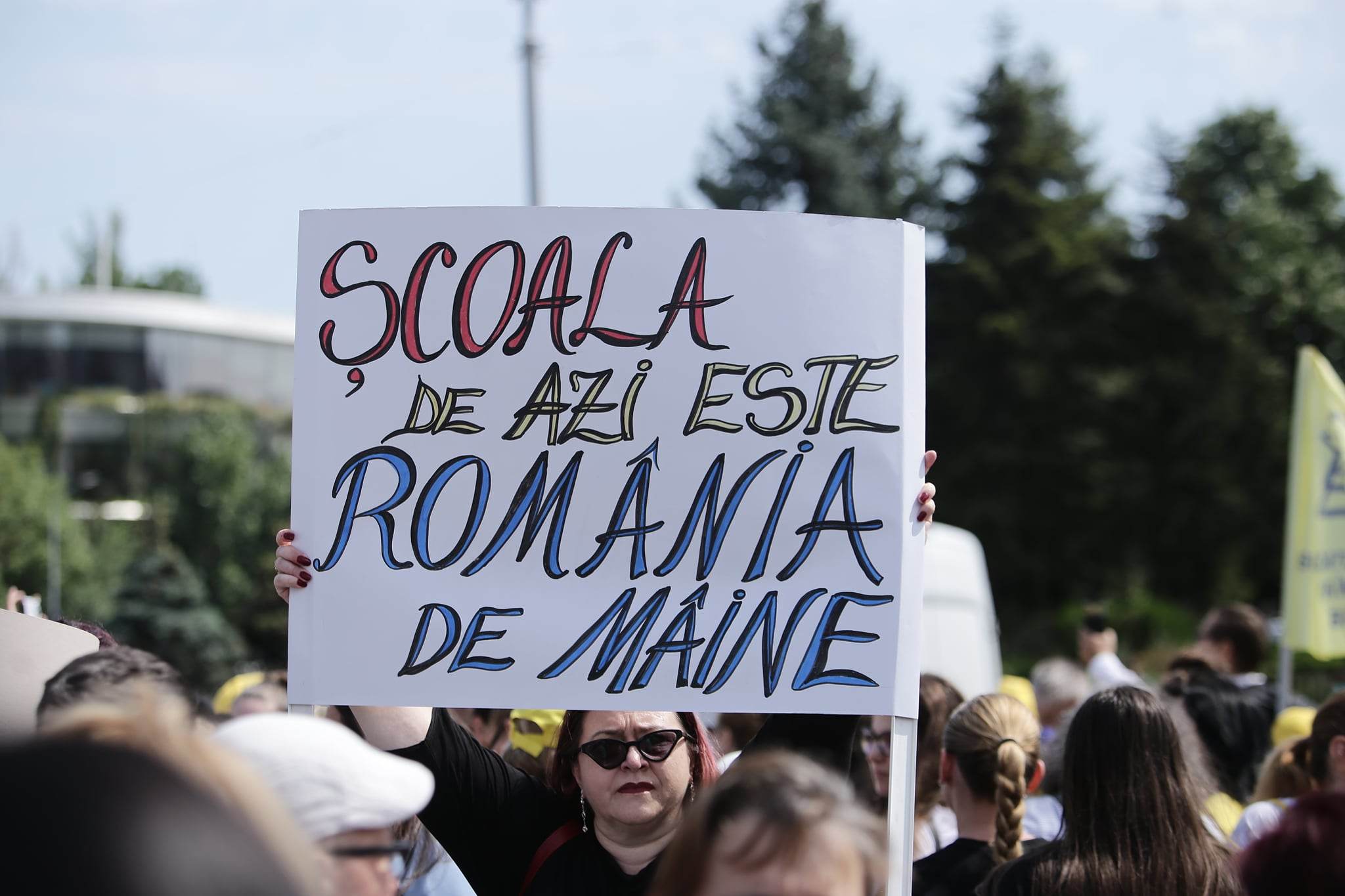 „Nu se poate România educată, cu salarii de altădată”. Mii de cadre didactice au protestat în stradă, în a patra zi de grevă