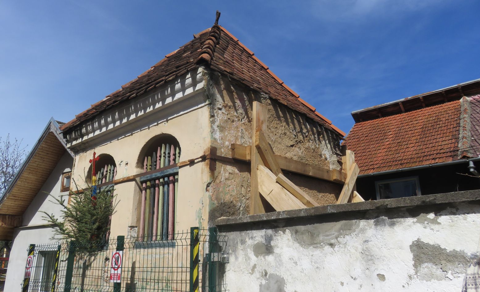 Zece troițe istorice din Șcheii Brașovului, vechi de sute de ani, restaurate cu fonduri europene de aproape două milioane de euro