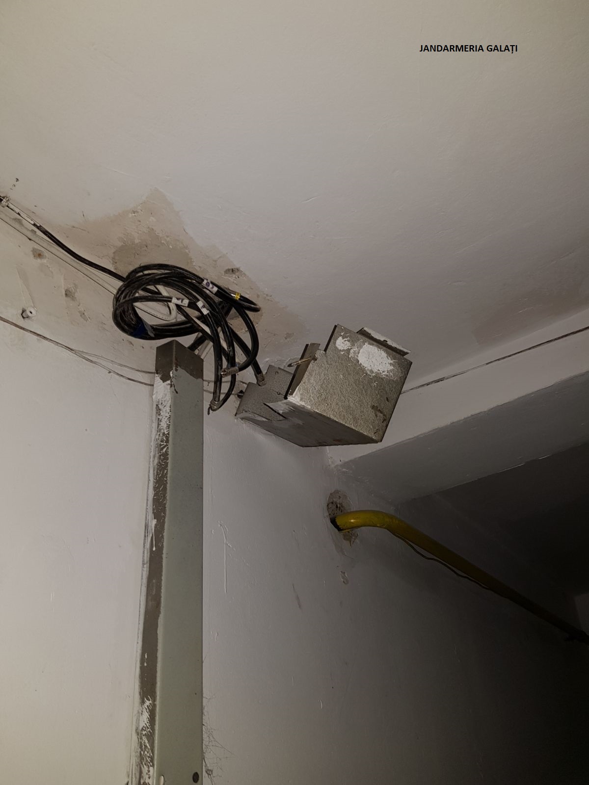 VIDEO&FOTO/Un tânăr din Galaţi a distrus apartamentul bunicii sale pentru că nu-şi găsea etnobotanicele