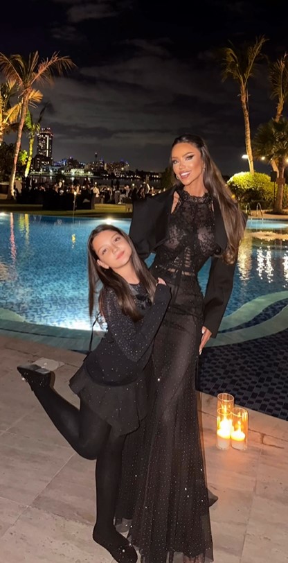 Claudia Pătrășcanu reacționează după ce s-a spus că a petrecut Revelionul cu Bianca Drăgușanu și Gabi Bădălău. Se aflau toți trei în Dubai
