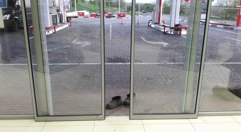 O bătrână s-a descălțat la intrarea într-un magazin de teamă să nu facă mizerie. Lecția de bun simț care ne pune pe toți pe gânduri | FOTO