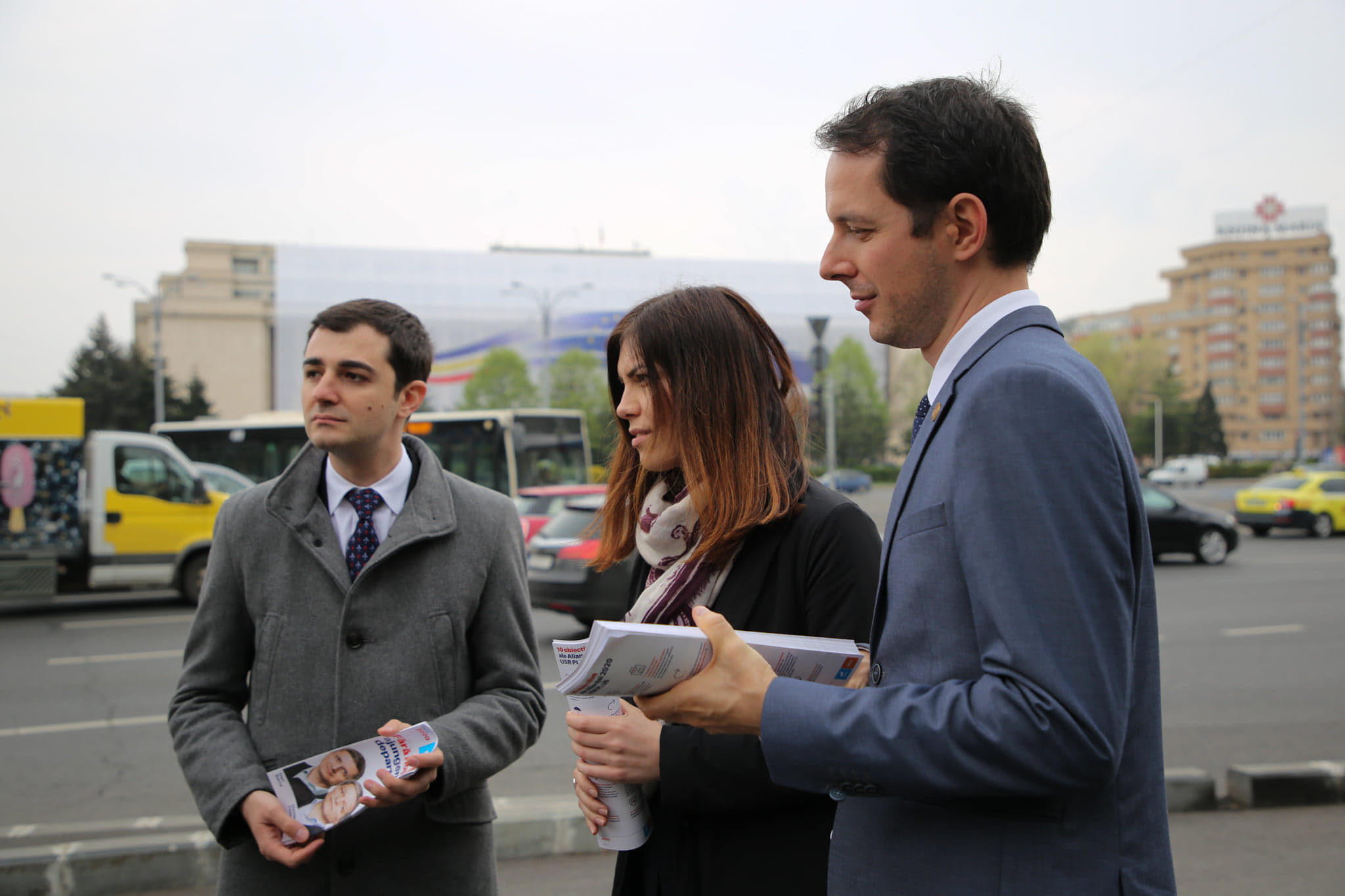FOTO | Parlamentarii USR vin în Piaţa Victoriei, la ora şedinţei de Guvern. Fac audienţă publică, în contextul unei posibile Ordonanţe pe Codurile Penale